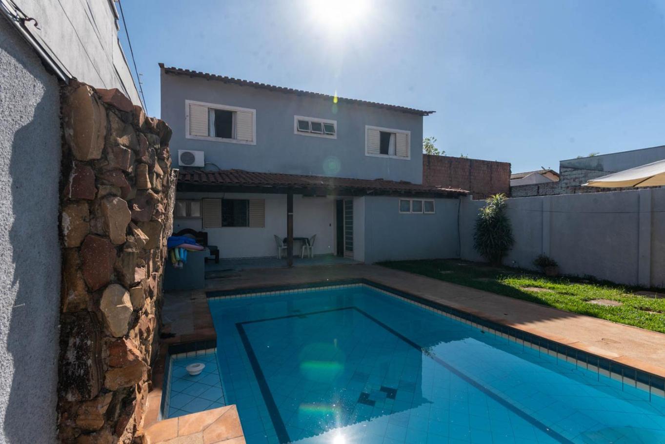 Casa com Piscina e Churrasqueira no Parque Fehr