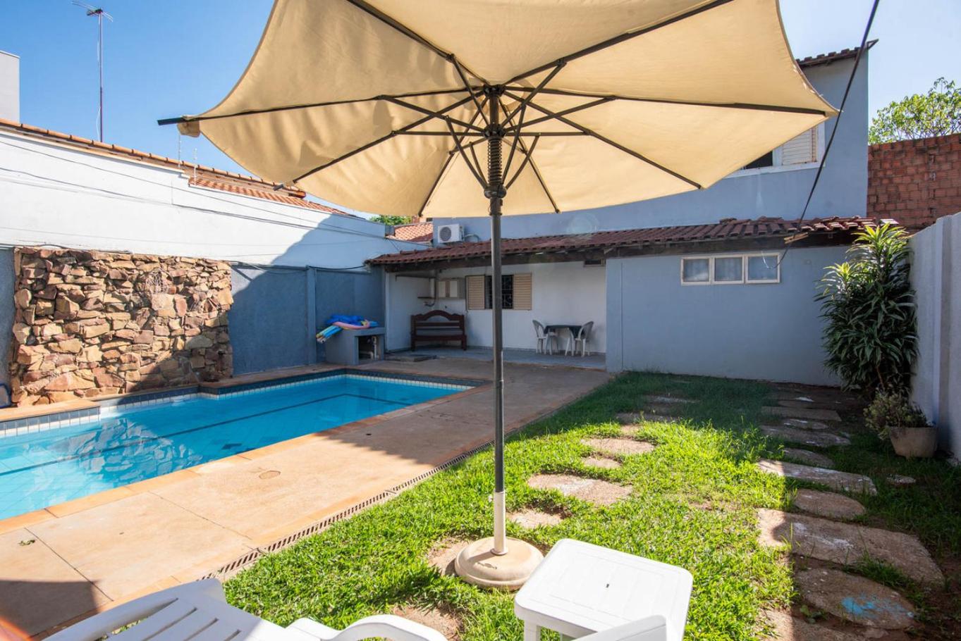Casa com Piscina e Churrasqueira no Parque Fehr