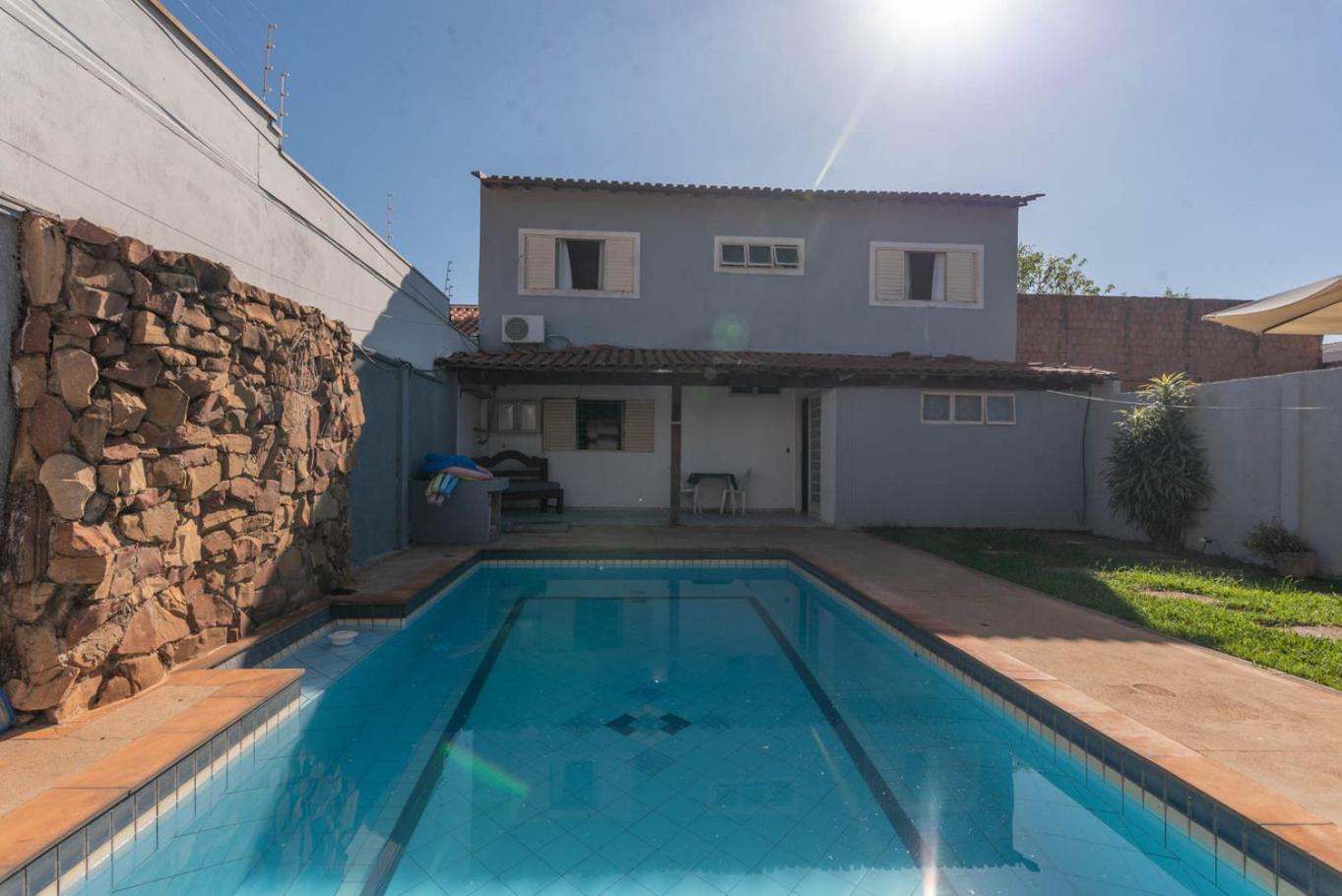 Casa com Piscina e Churrasqueira no Parque Fehr