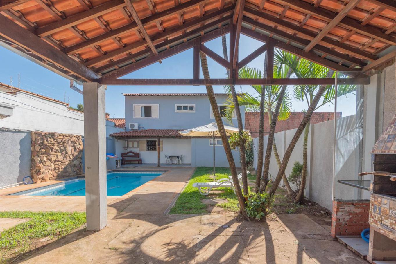 Casa com Piscina e Churrasqueira no Parque Fehr