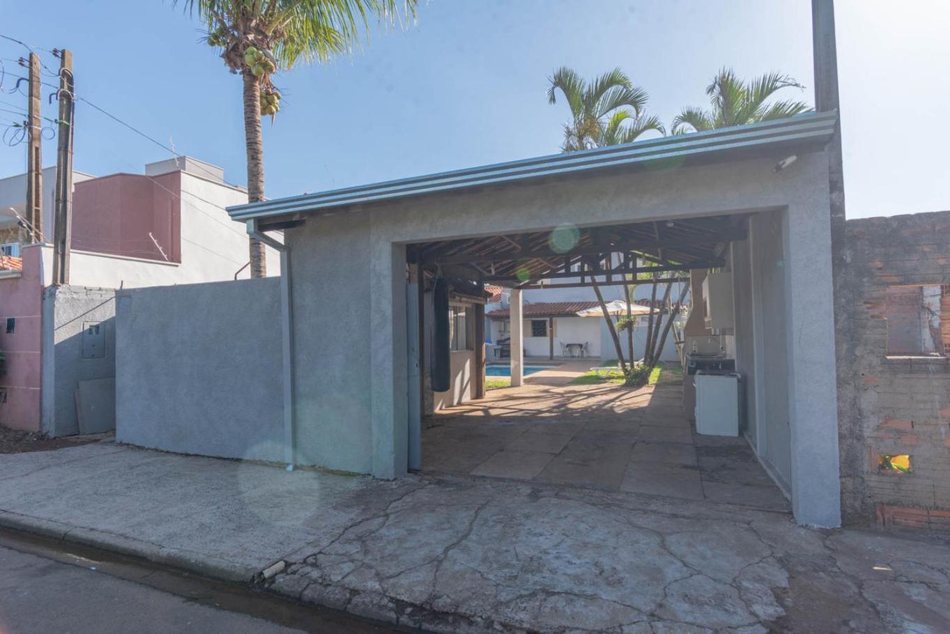 Casa com Piscina e Churrasqueira no Parque Fehr