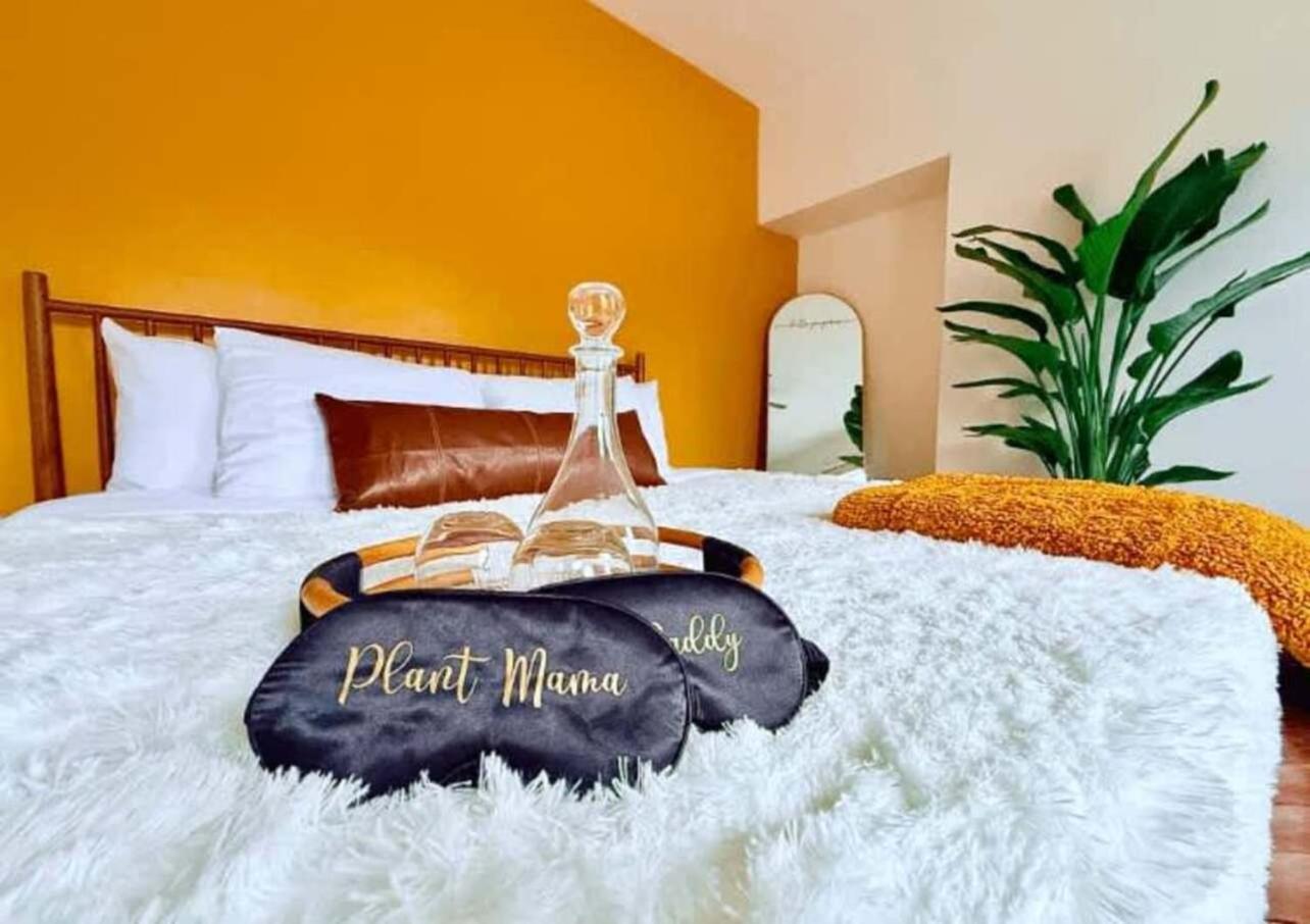 Jungle House Columbus Sleep 12 Downtown Ohio Free Parking - Near Convention Center & Nationwide Arena - 4BR Short North Luxury Home - Over 5,800 Five Star 