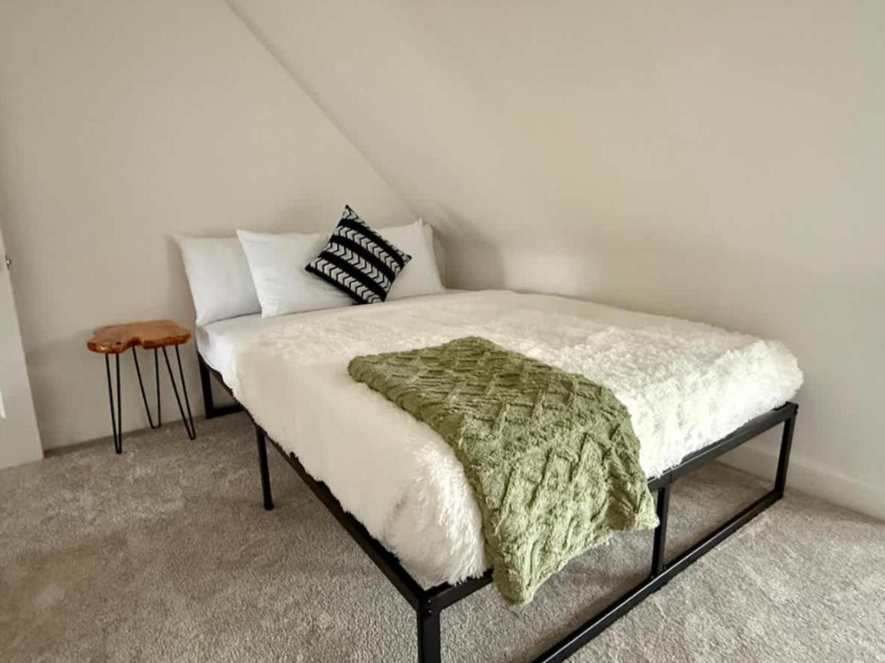 Jungle House Columbus Sleep 12 Downtown Ohio Free Parking - Near Convention Center & Nationwide Arena - 4BR Short North Luxury Home - Over 5,800 Five Star 