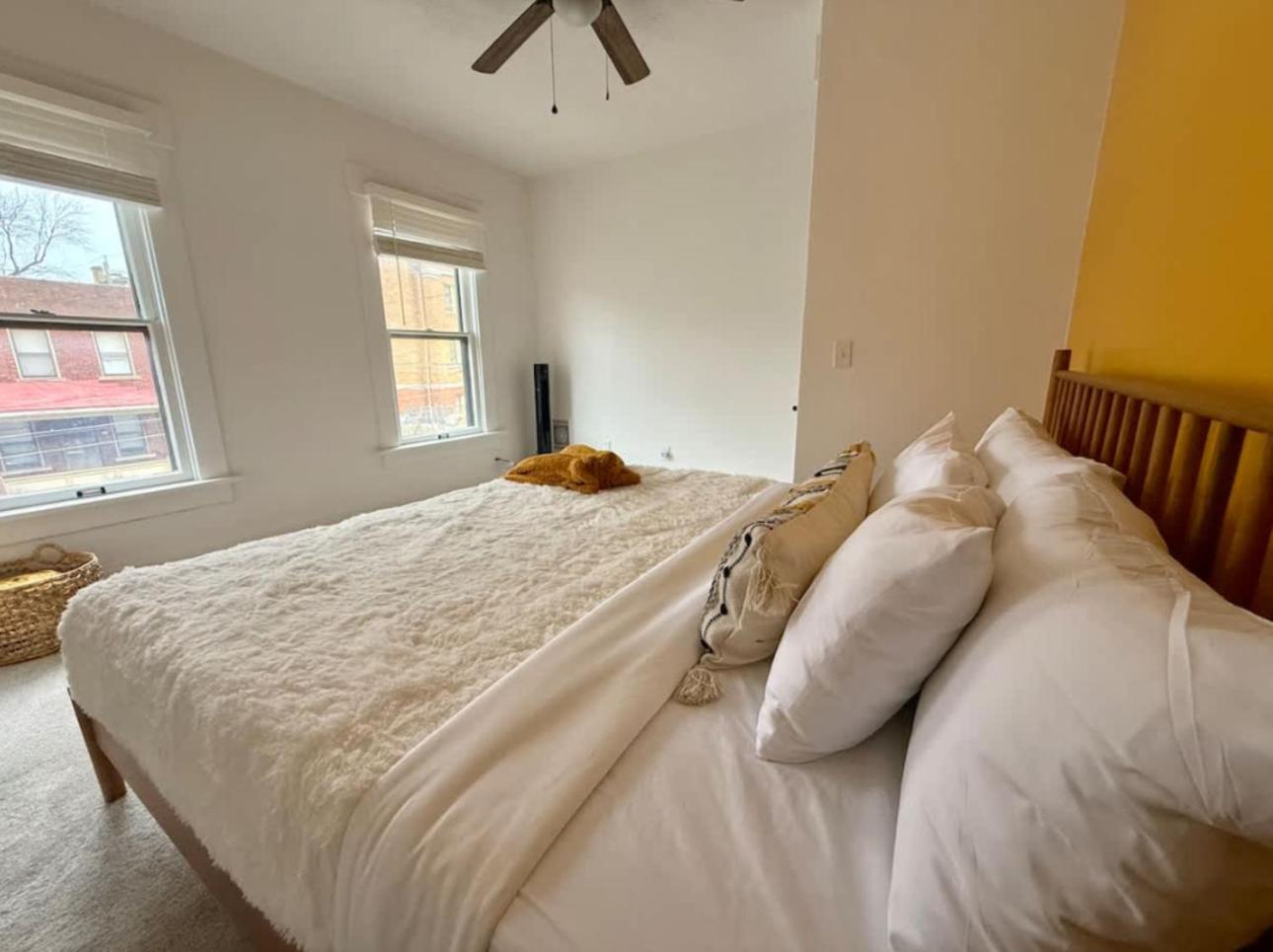 Jungle House Columbus Sleep 12 Downtown Ohio Free Parking - Near Convention Center & Nationwide Arena - 4BR Short North Luxury Home - Over 5,800 Five Star 