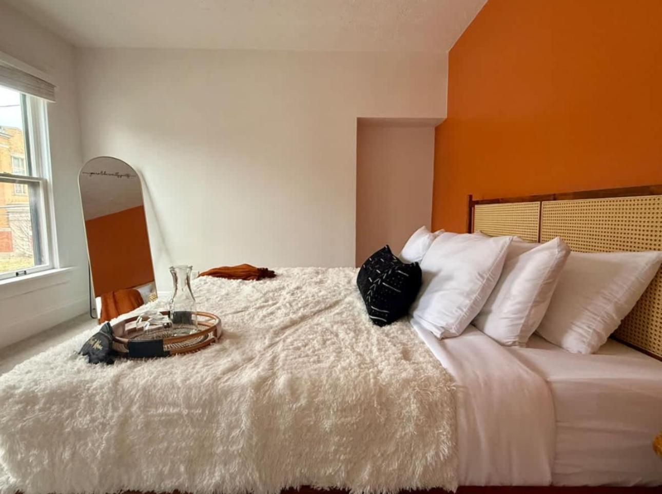 Jungle House Columbus Sleep 12 Downtown Ohio Free Parking - Near Convention Center & Nationwide Arena - 4BR Short North Luxury Home - Over 5,800 Five Star 