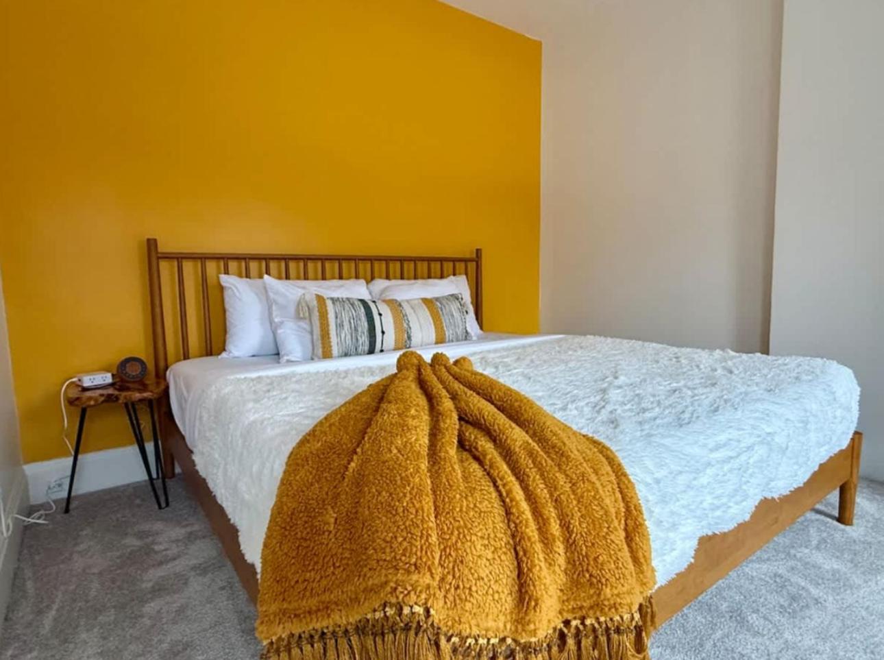 Jungle House Columbus Sleep 12 Downtown Ohio Free Parking - Near Convention Center & Nationwide Arena - 4BR Short North Luxury Home - Over 5,800 Five Star 