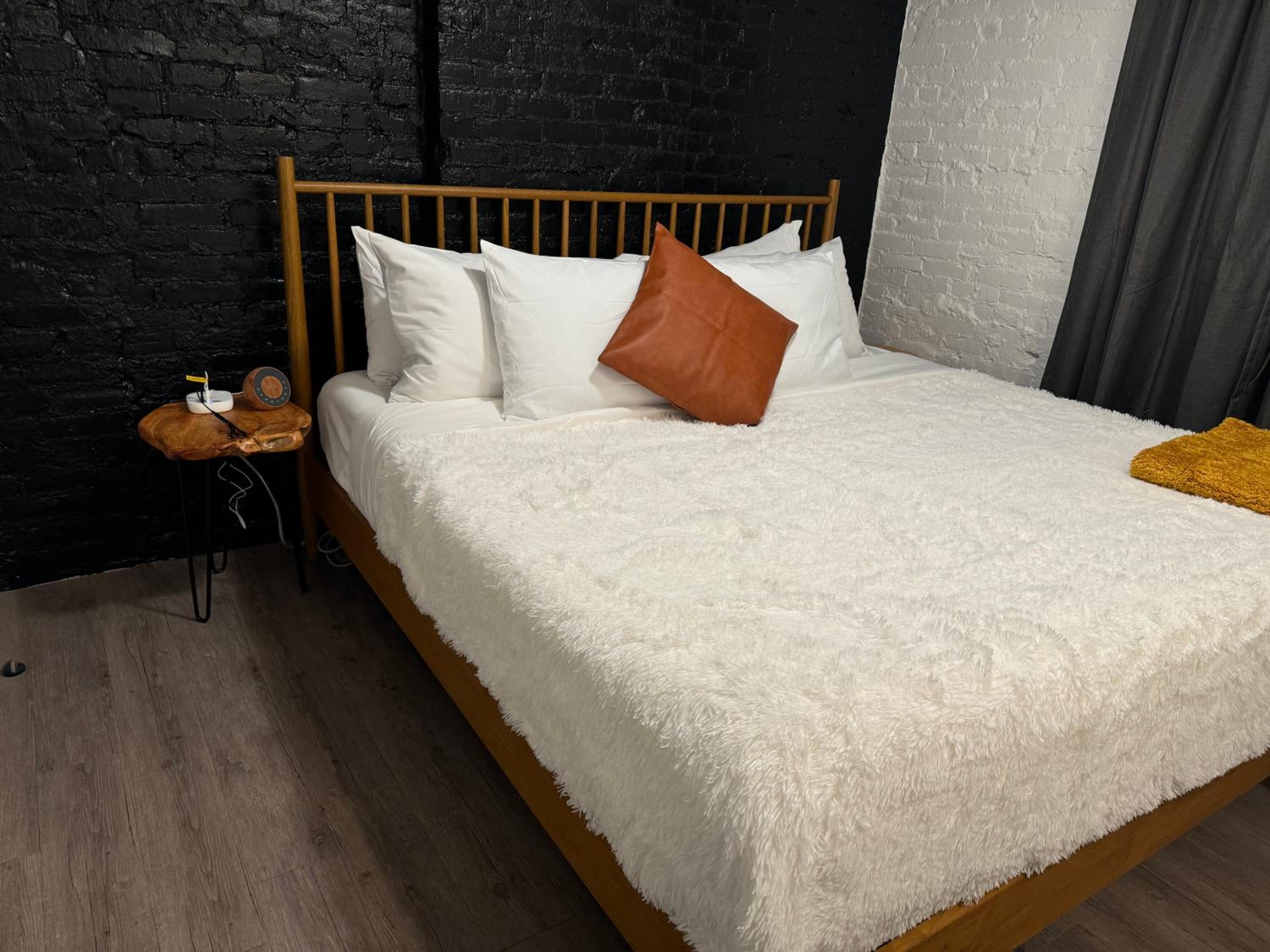 Jungle House Columbus Downtown Free Parking Sleeps 8 - Steps to Convention Center & Nationwide Arena - 2BR Short North Luxury Home - Over 5,800 Five Star S