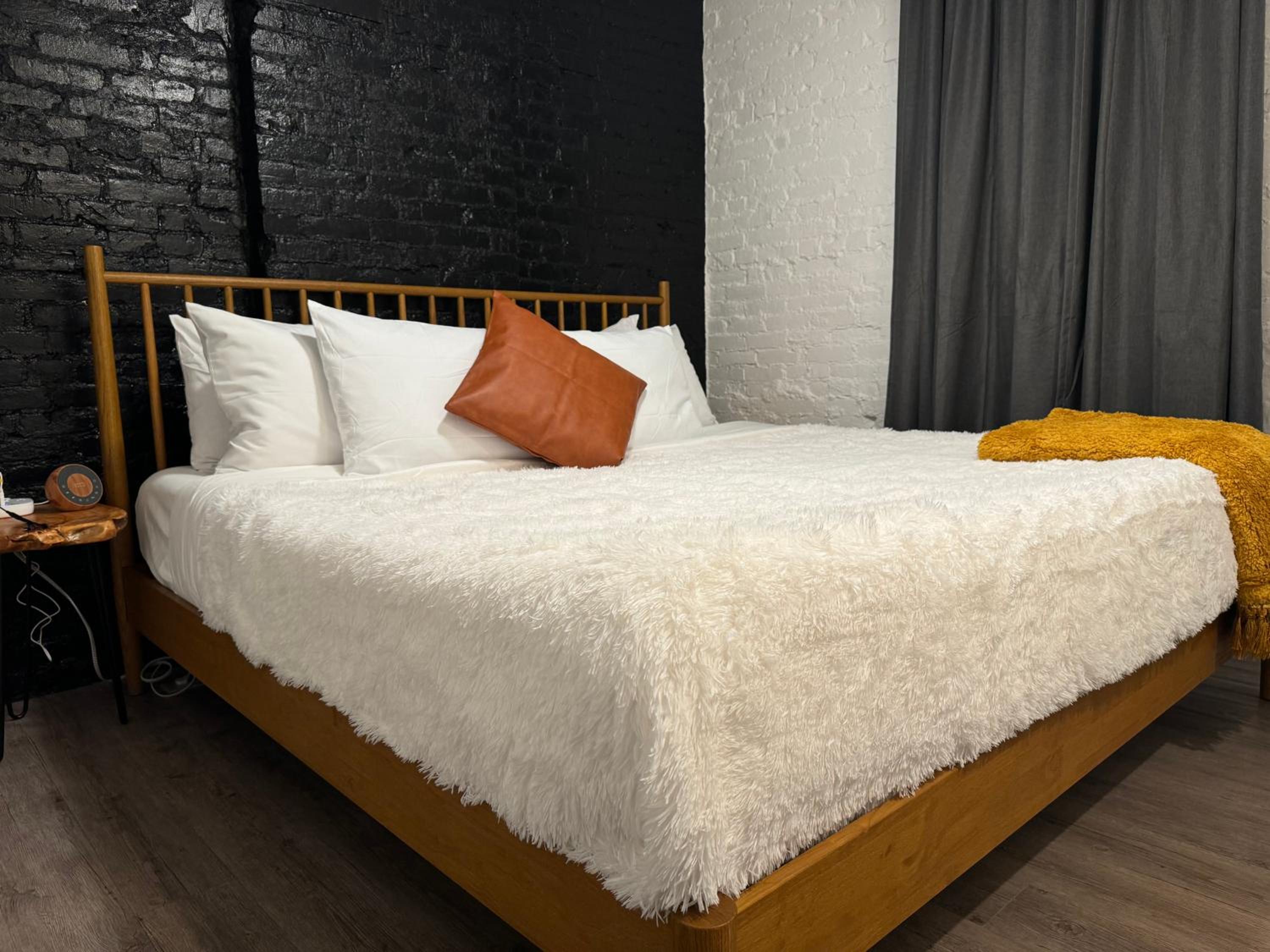 Jungle House Columbus Downtown Free Parking Sleeps 8 - Steps to Convention Center & Nationwide Arena - 2BR Short North Luxury Home - Over 5,800 Five Star S