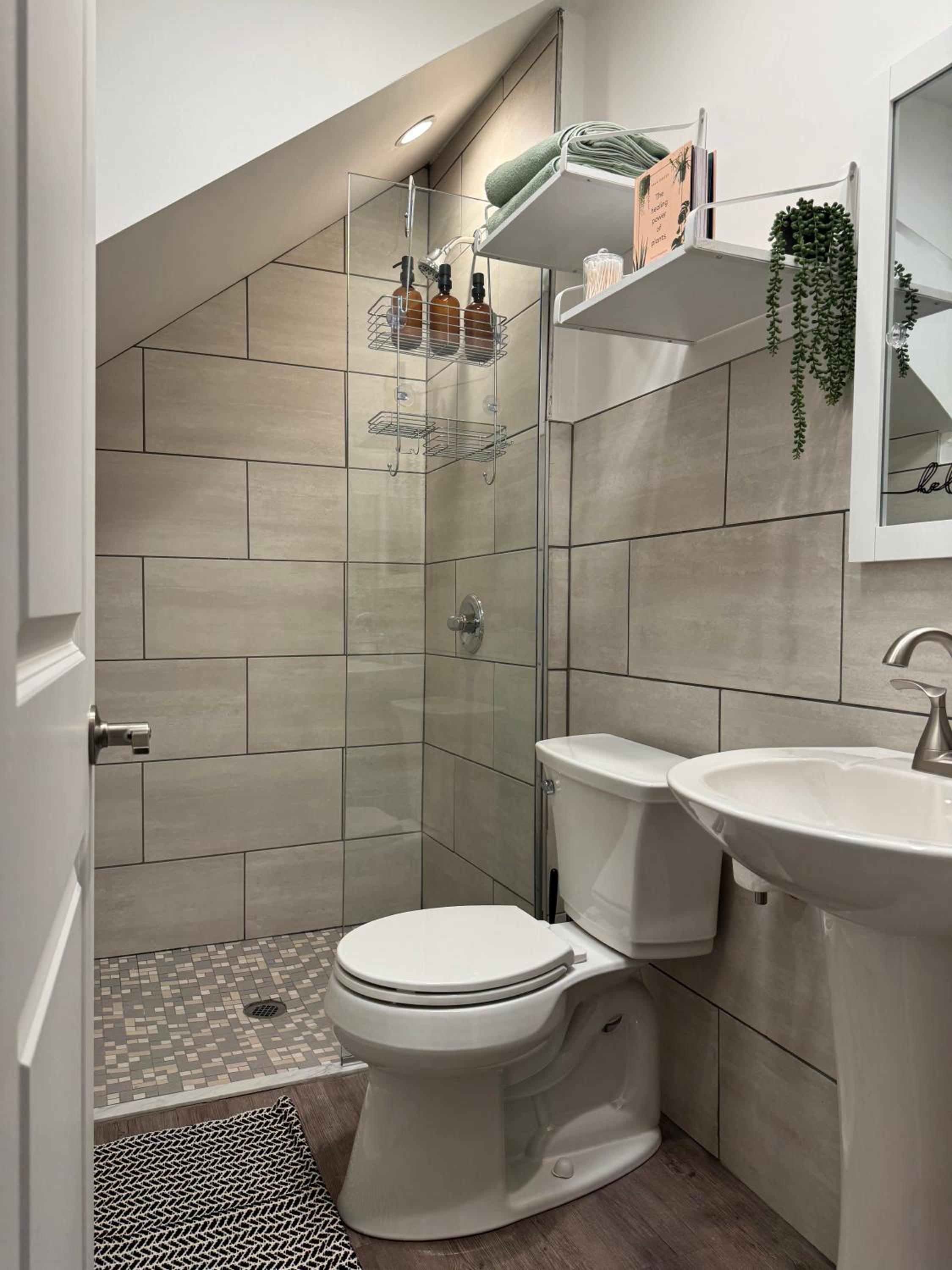 Jungle House Columbus Downtown Free Parking Sleeps 8 - Steps to Convention Center & Nationwide Arena - 2BR Short North Luxury Home - Over 5,800 Five Star S