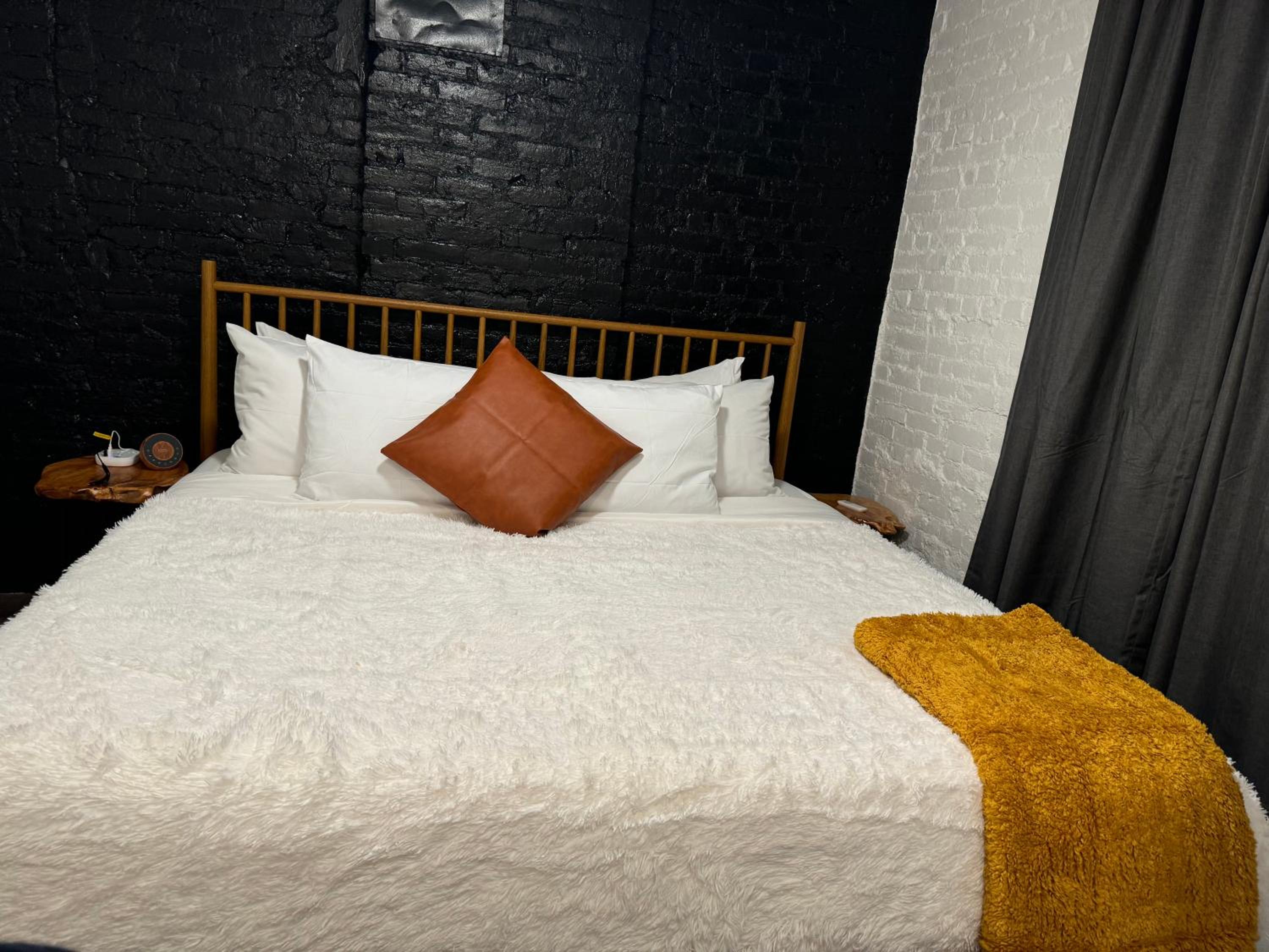 Jungle House Columbus Downtown Free Parking Sleeps 8 - Steps to Convention Center & Nationwide Arena - 2BR Short North Luxury Home - Over 5,800 Five Star S