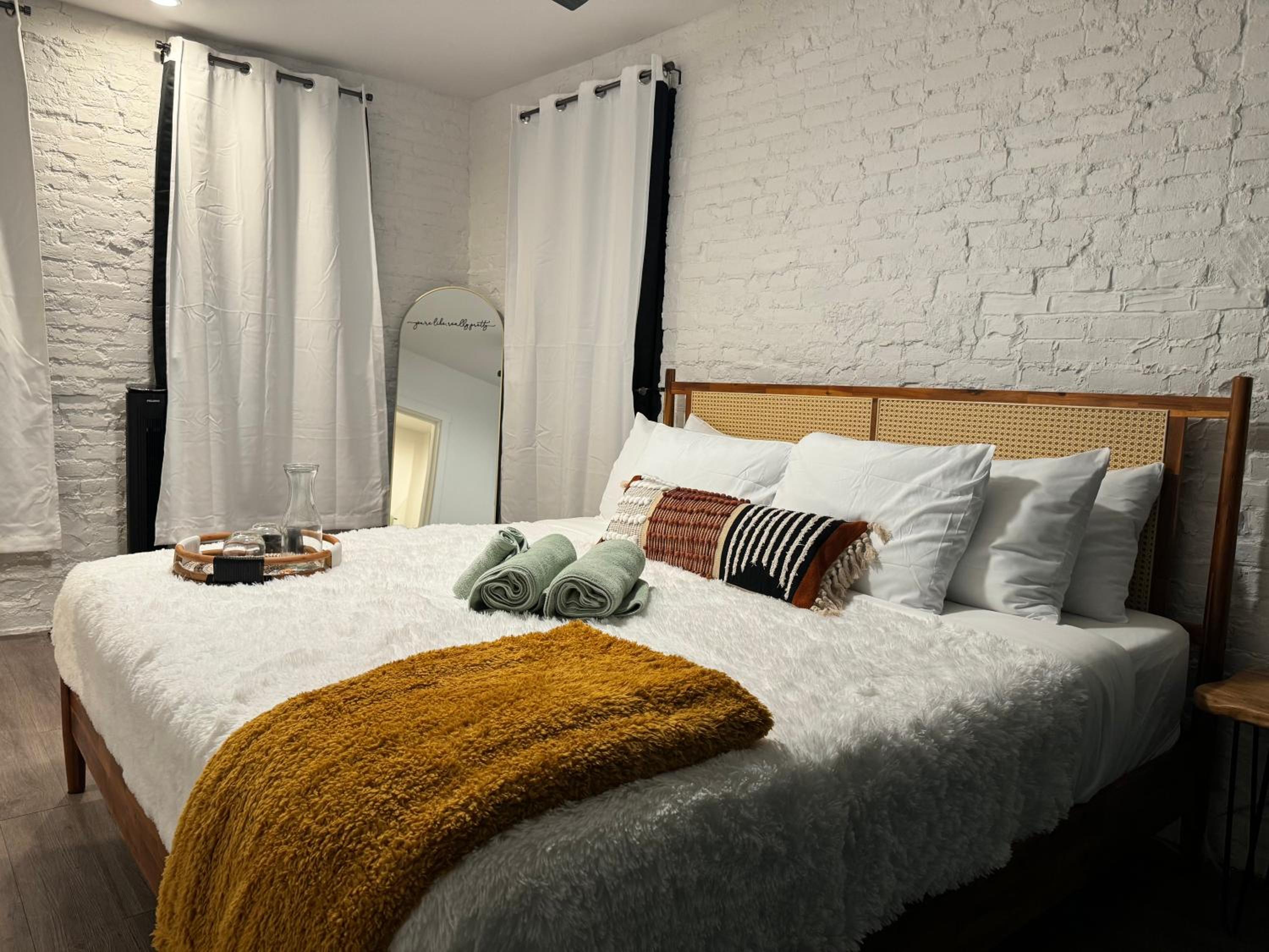 Jungle House Columbus Downtown Free Parking Sleeps 8 - Steps to Convention Center & Nationwide Arena - 2BR Short North Luxury Home - Over 5,800 Five Star S