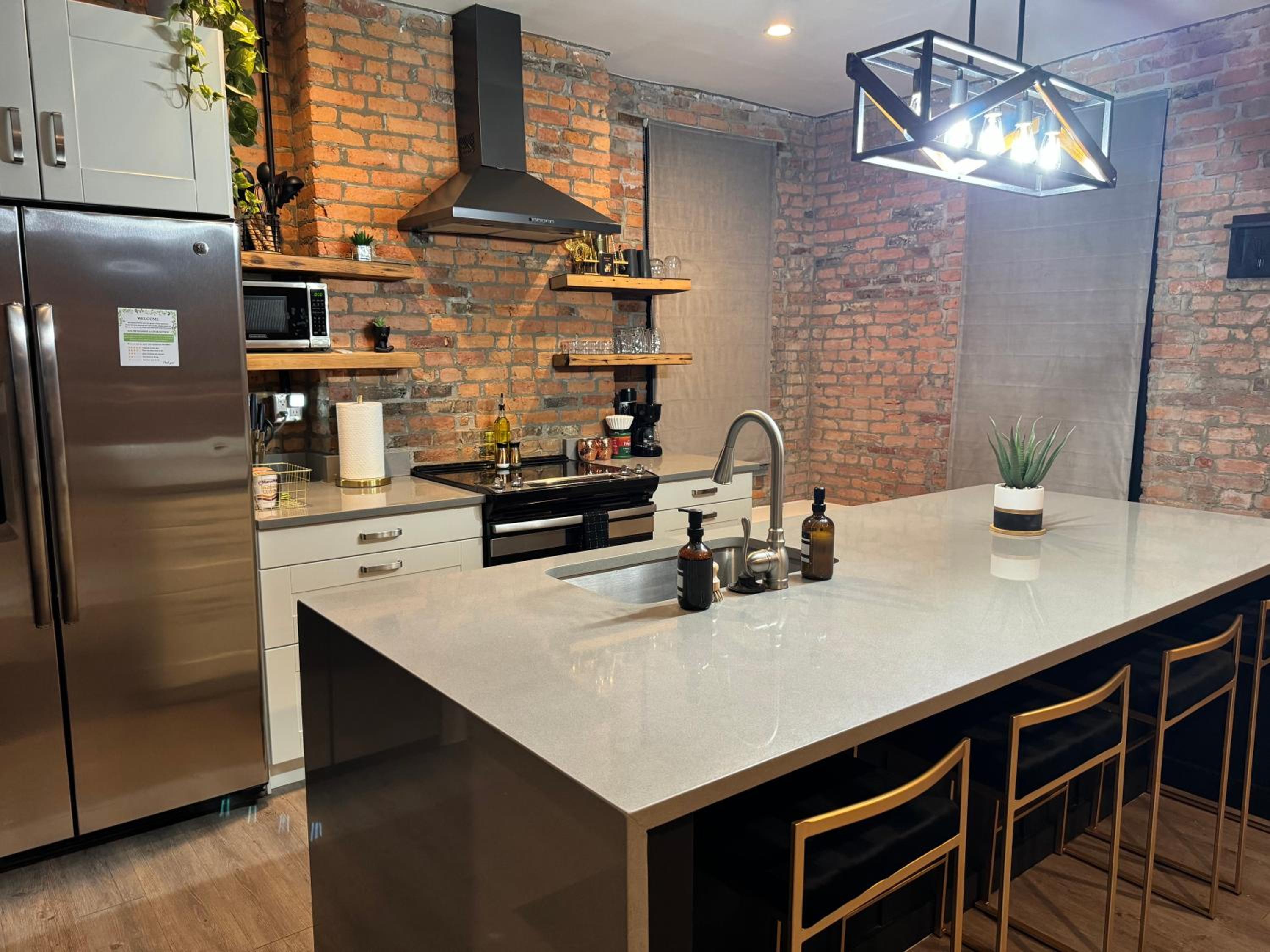 Jungle House Columbus Downtown Free Parking Sleeps 8 - Steps to Convention Center & Nationwide Arena - 2BR Short North Luxury Home - Over 5,800 Five Star S