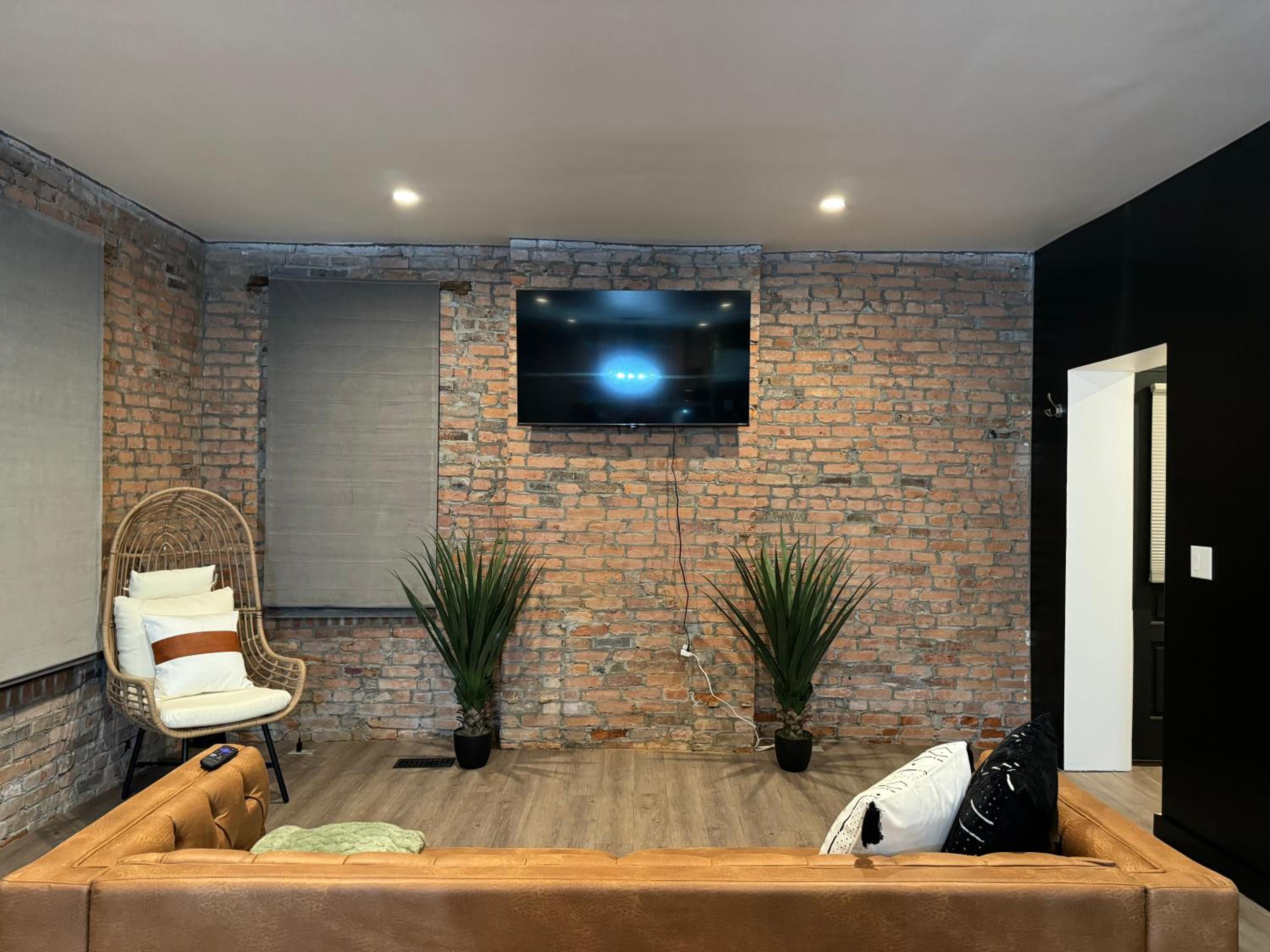 Jungle House Columbus Downtown Free Parking Sleeps 8 - Steps to Convention Center & Nationwide Arena - 2BR Short North Luxury Home - Over 5,800 Five Star S
