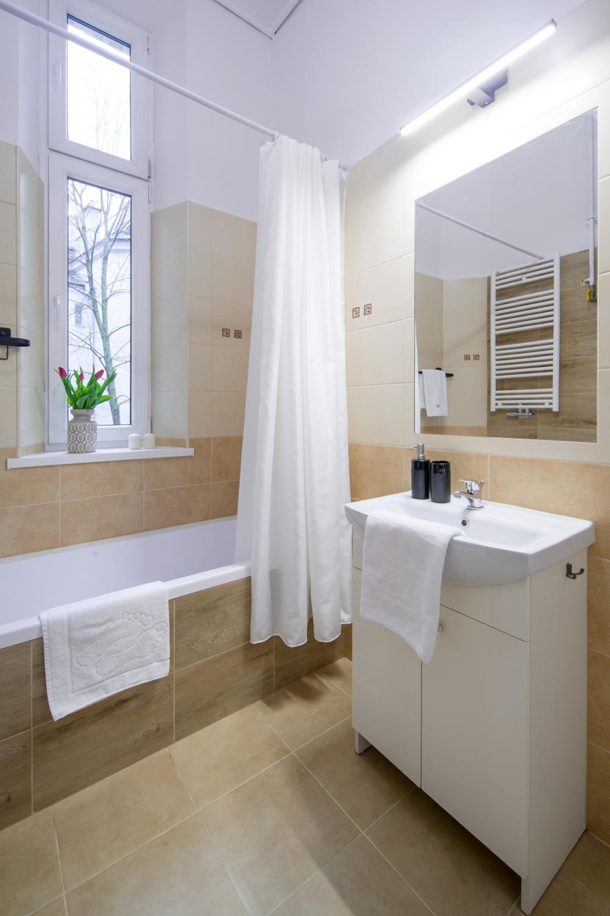 WAWELOVE Piłsudskiego - 3 bedroom apt. with balcony and free parking!