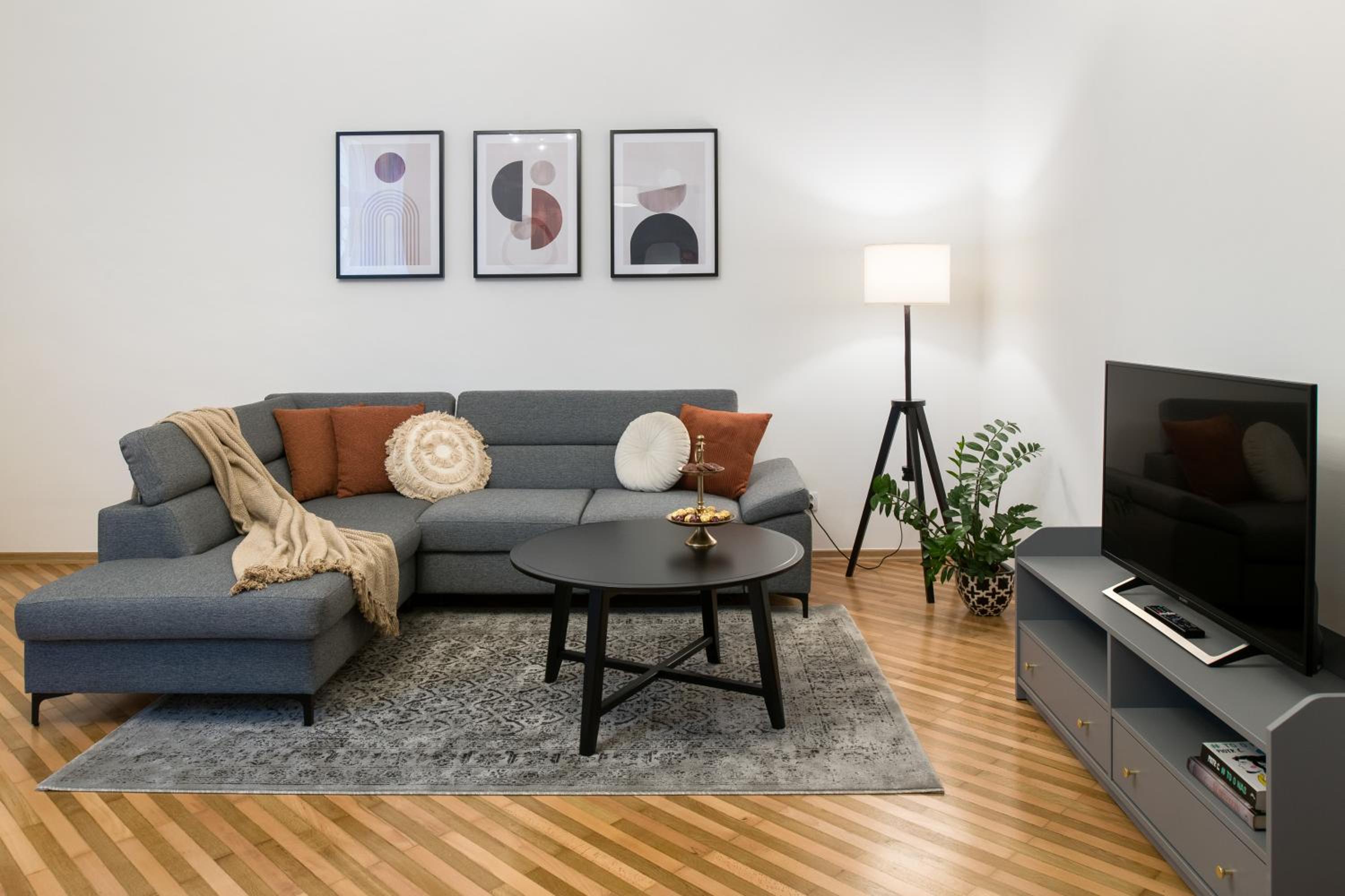WAWELOVE Piłsudskiego - 3 bedroom apt. with balcony and free parking!