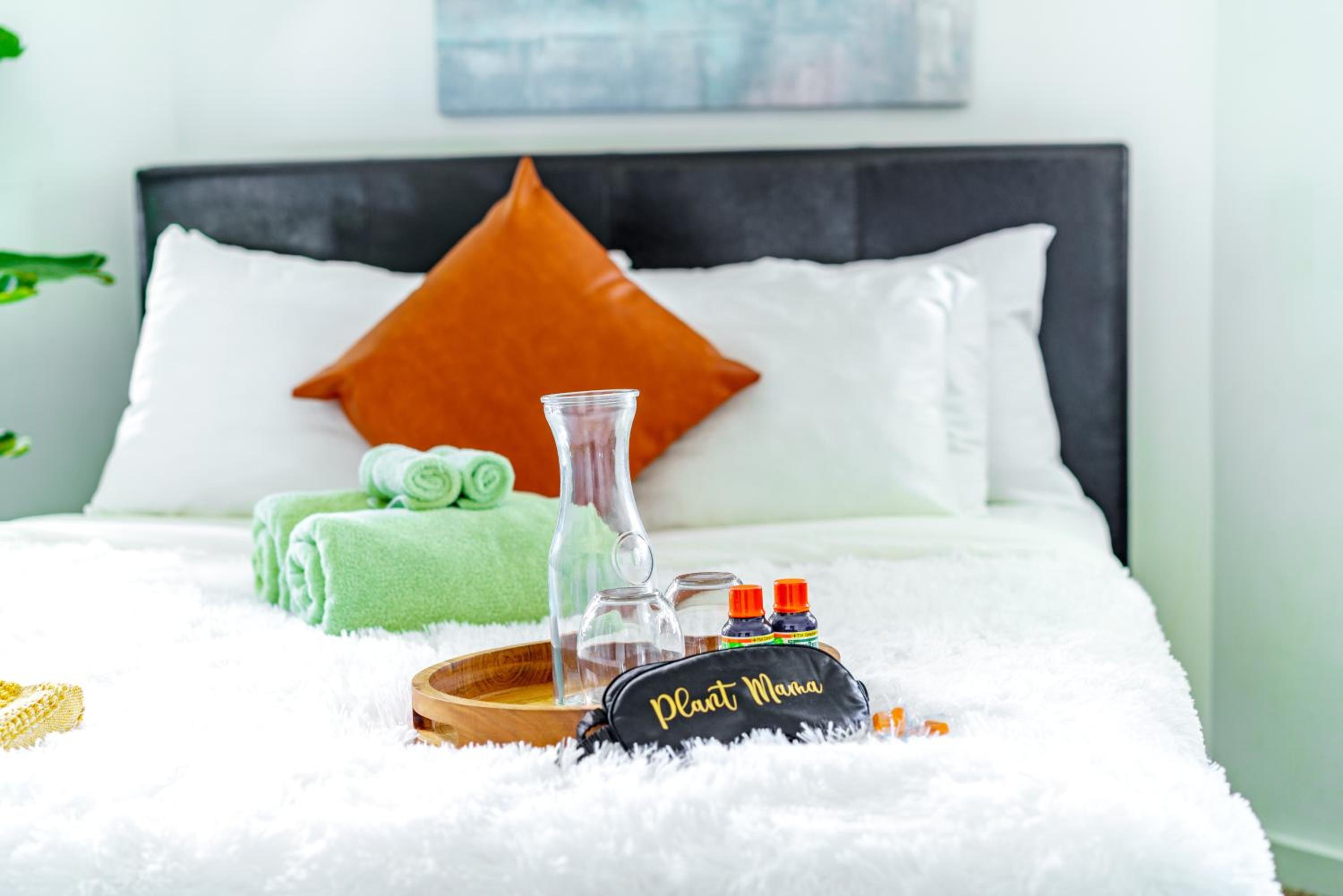 Jungle House Columbus Sleep 12 Downtown Ohio Free Parking - Steps to Convention Center & Nationwide Arena - 2BR Short North Luxury Home - Over 5,800 Five S