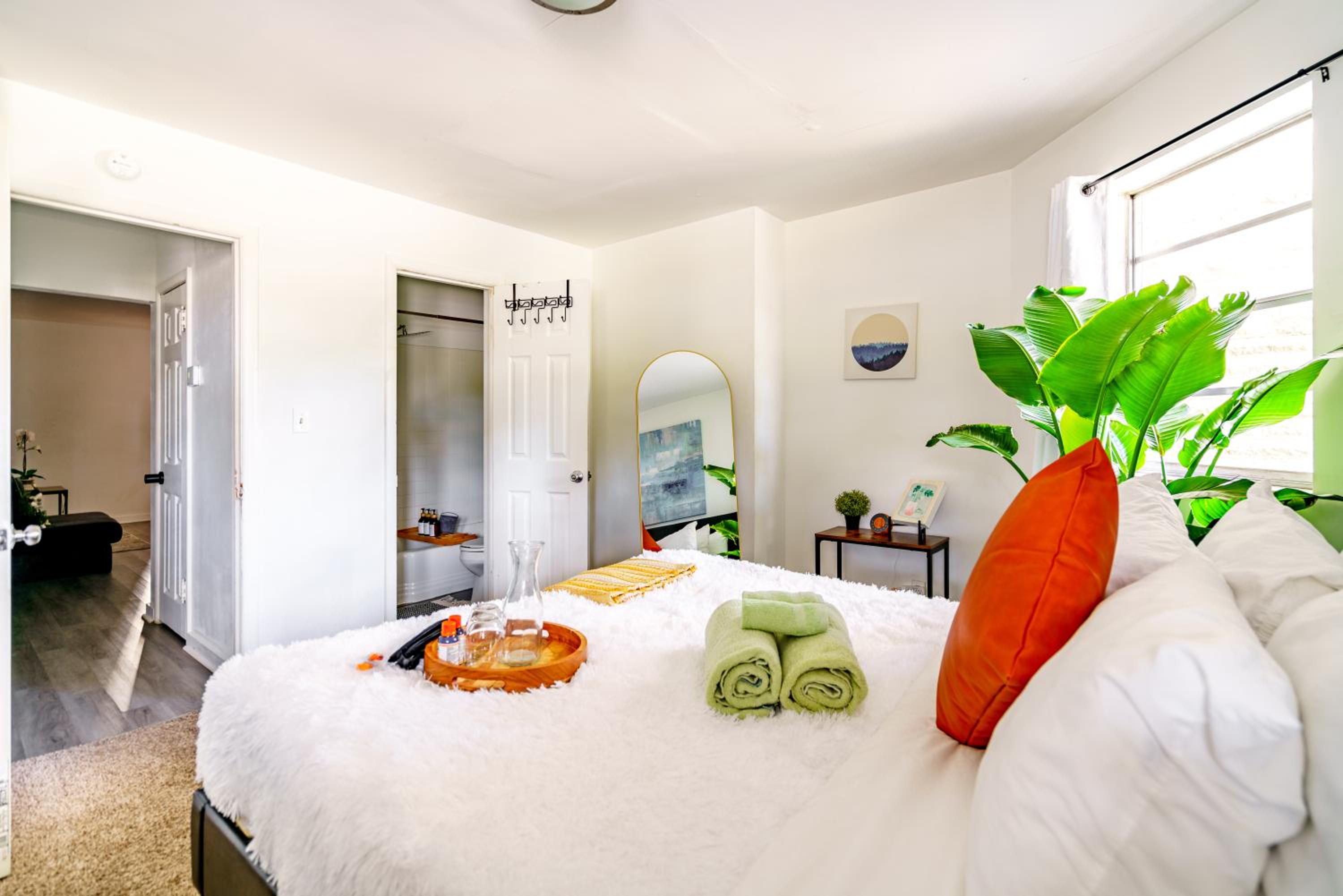 Jungle House Columbus Sleep 12 Downtown Ohio Free Parking - Steps to Convention Center & Nationwide Arena - 2BR Short North Luxury Home - Over 5,800 Five S