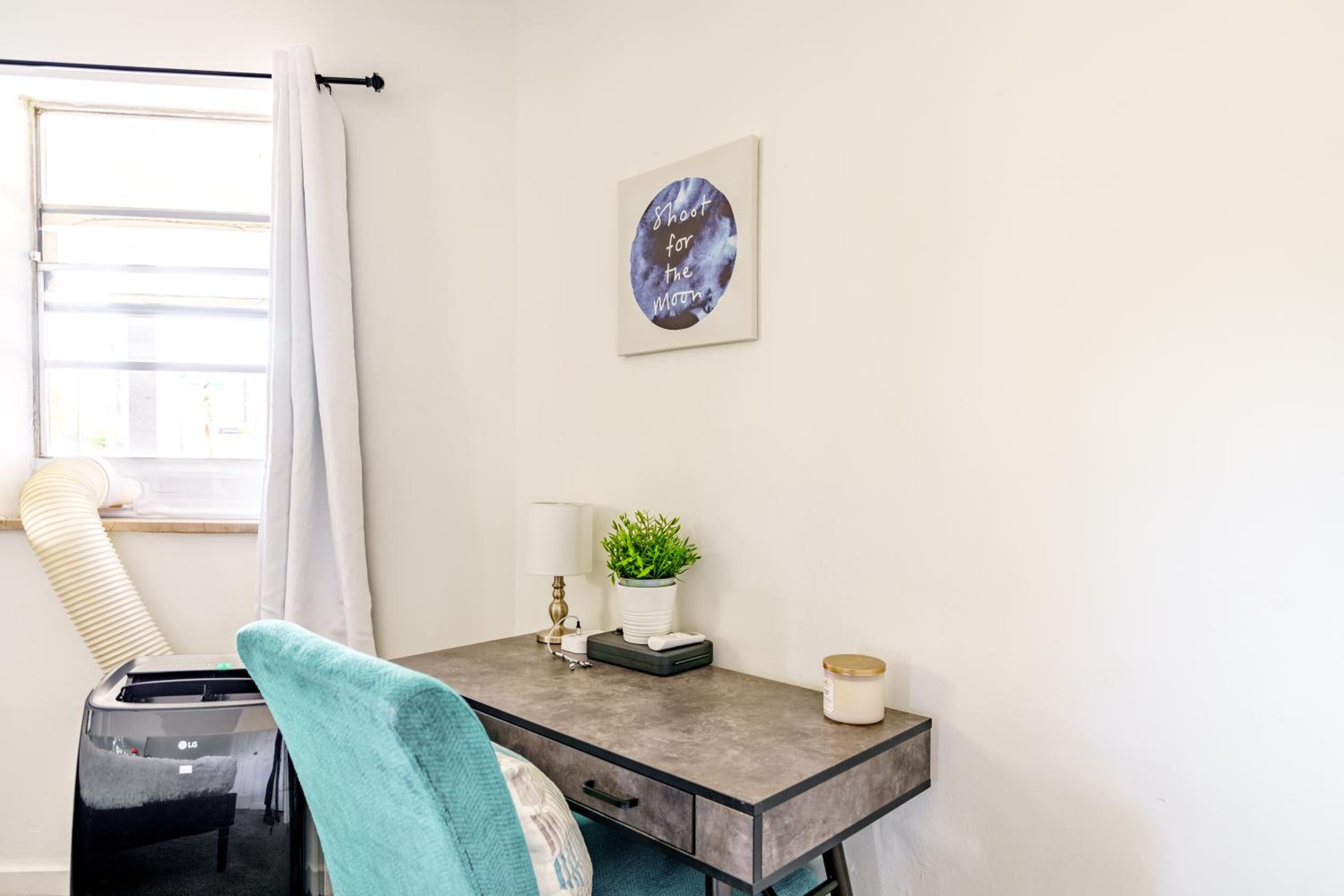 Jungle House Columbus Sleep 12 Downtown Ohio Free Parking - Steps to Convention Center & Nationwide Arena - 2BR Short North Luxury Home - Over 5,800 Five S