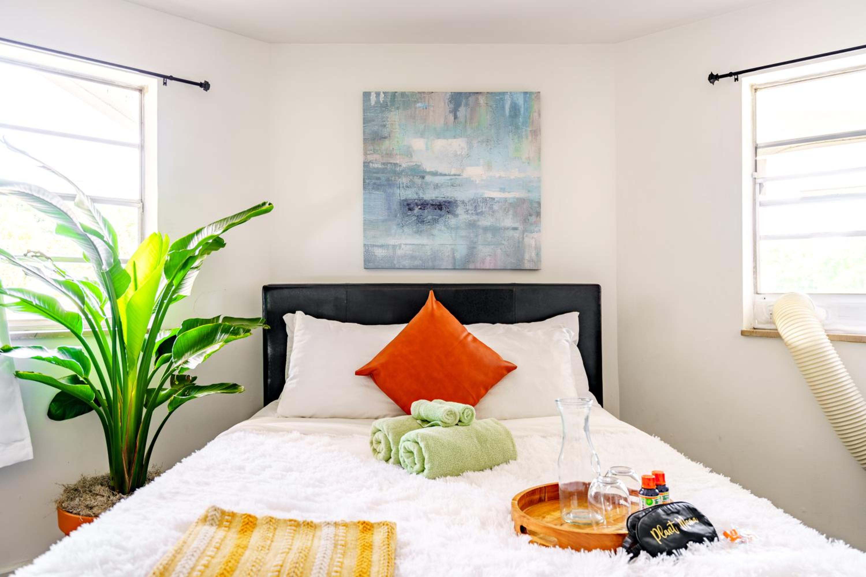 Jungle House Columbus Sleep 12 Downtown Ohio Free Parking - Steps to Convention Center & Nationwide Arena - 2BR Short North Luxury Home - Over 5,800 Five S