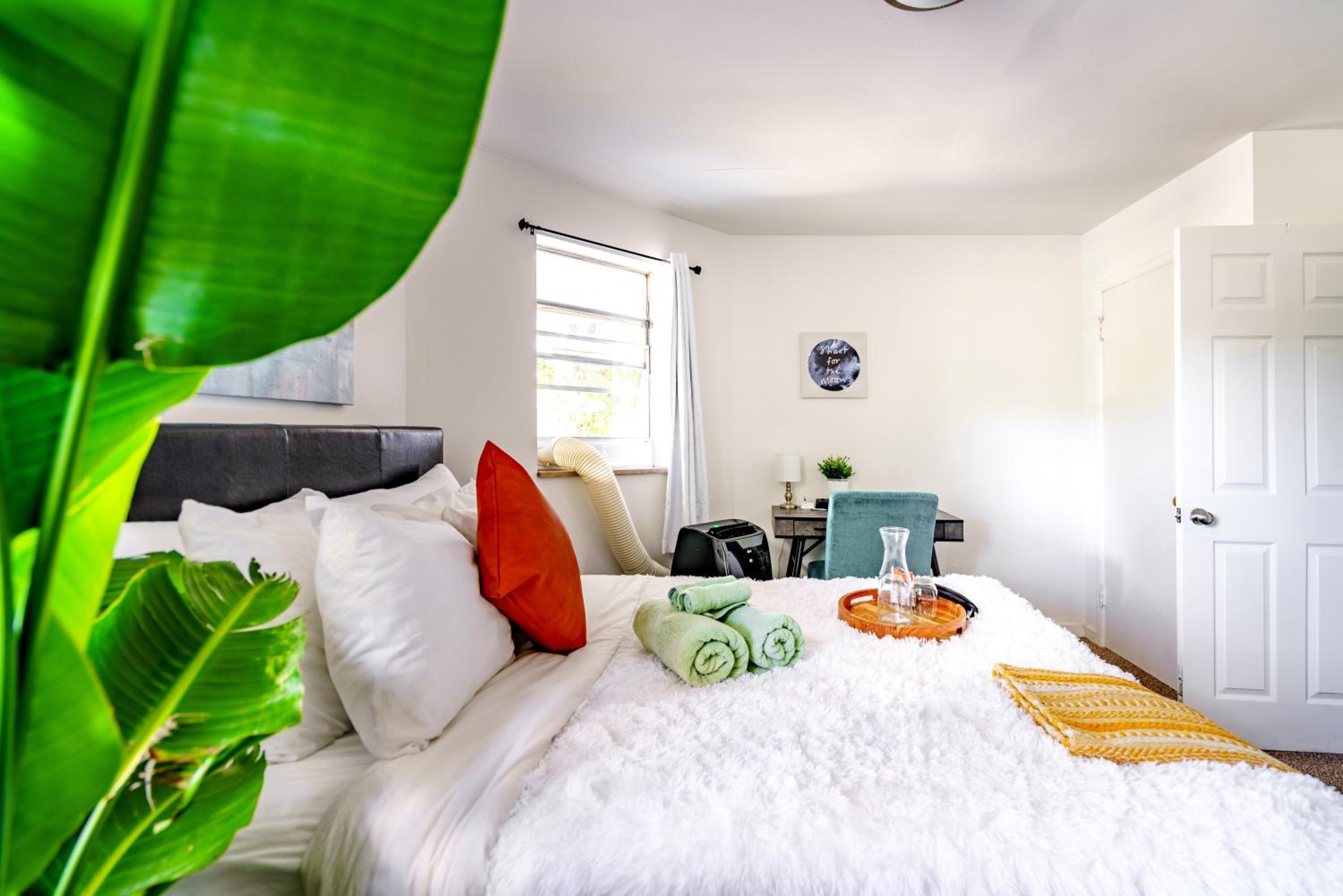 Jungle House Columbus Sleep 12 Downtown Ohio Free Parking - Steps to Convention Center & Nationwide Arena - 2BR Short North Luxury Home - Over 5,800 Five S