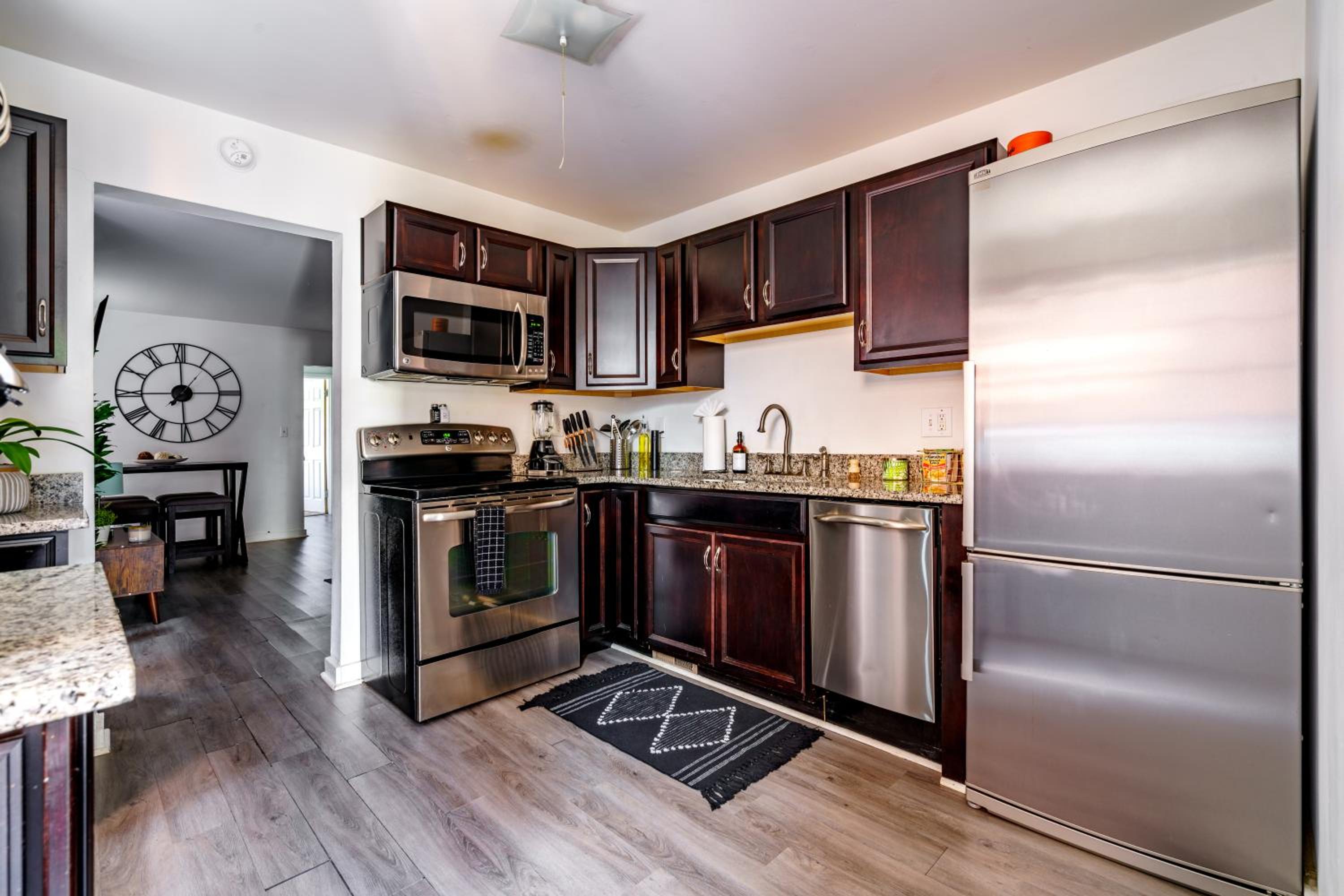Jungle House Columbus Sleep 12 Downtown Ohio Free Parking - Steps to Convention Center & Nationwide Arena - 2BR Short North Luxury Home - Over 5,800 Five S