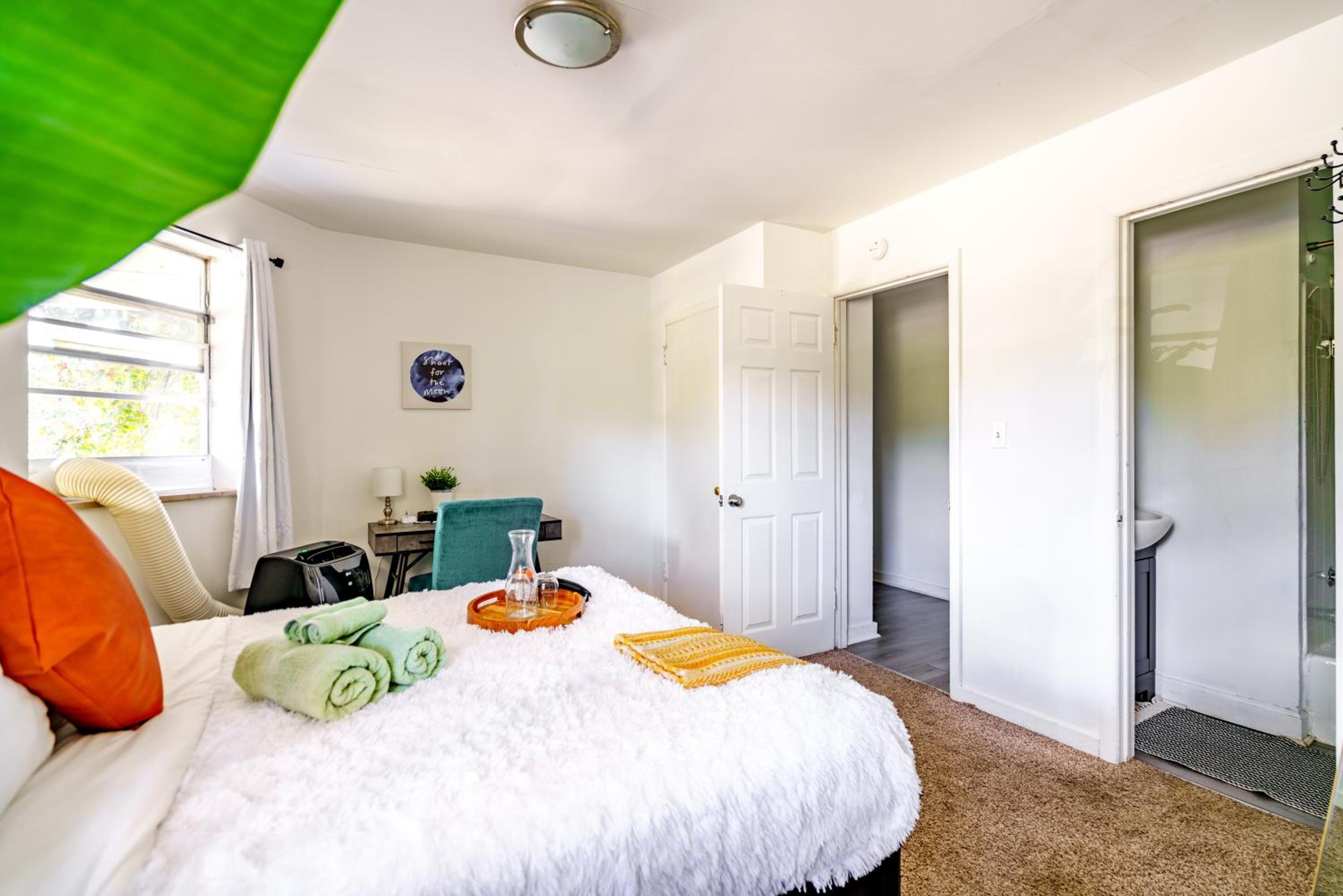 Jungle House Columbus Sleep 12 Downtown Ohio Free Parking - Steps to Convention Center & Nationwide Arena - 2BR Short North Luxury Home - Over 5,800 Five S