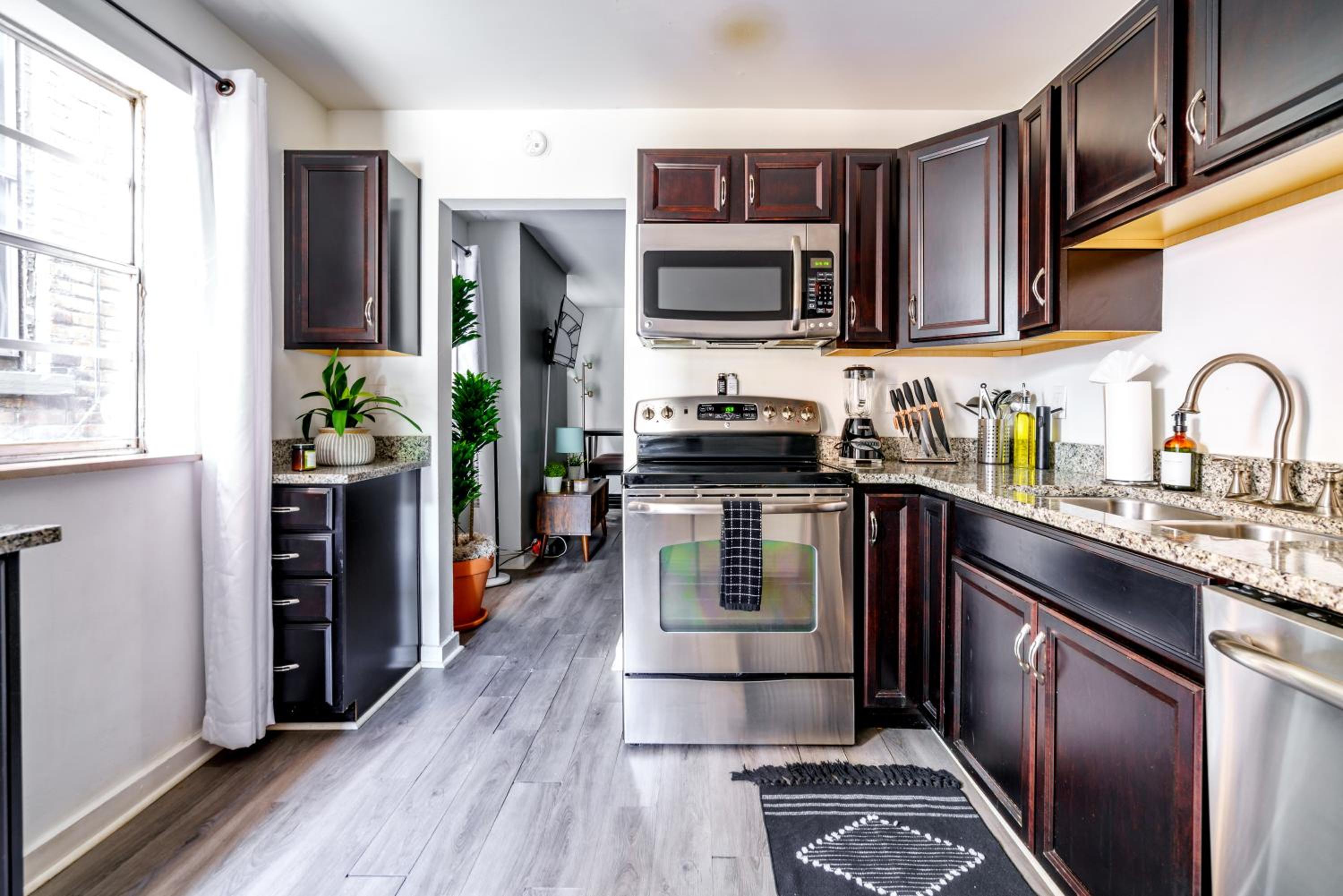Jungle House Columbus Sleep 12 Downtown Ohio Free Parking - Steps to Convention Center & Nationwide Arena - 2BR Short North Luxury Home - Over 5,800 Five S