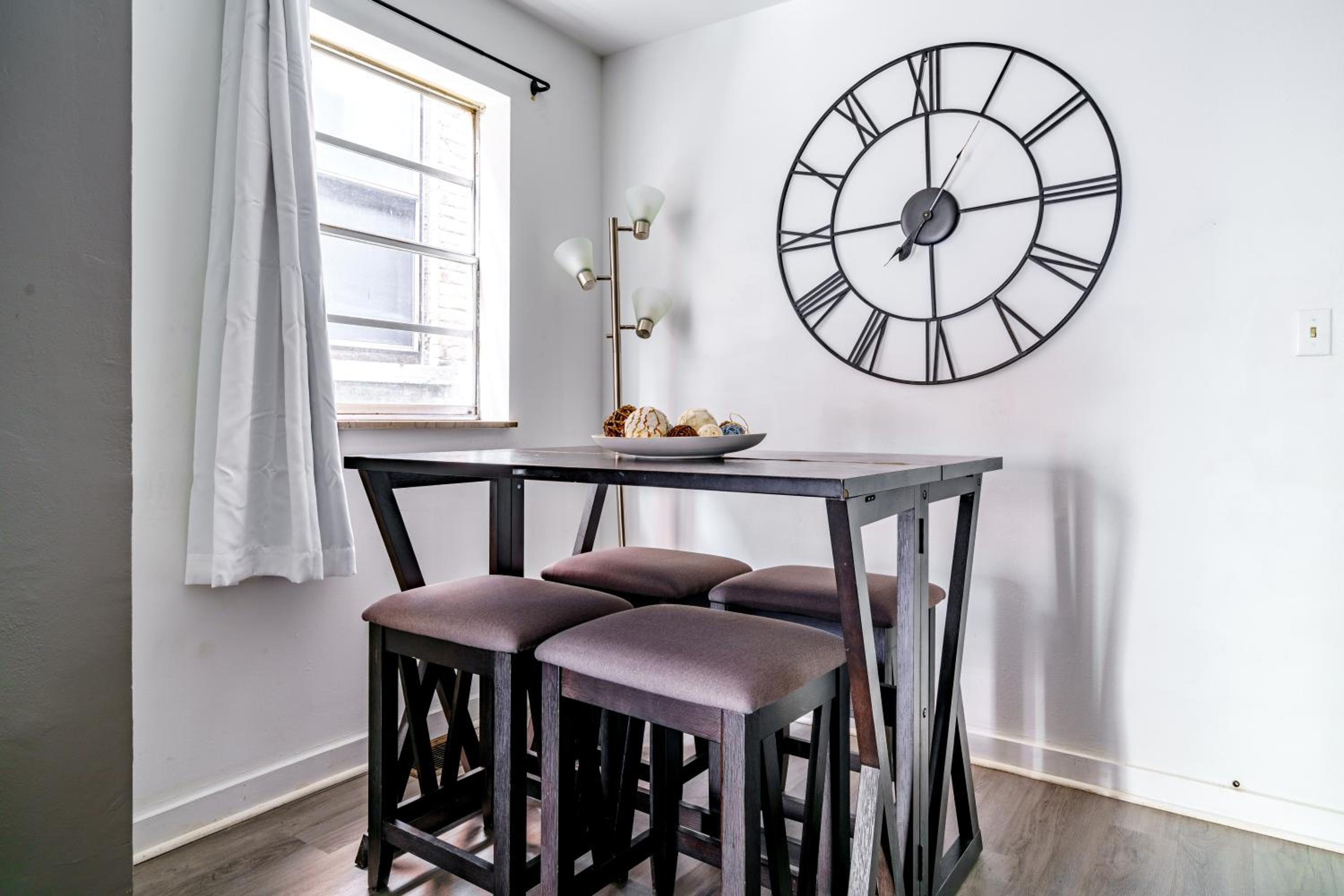 Jungle House Columbus Sleep 12 Downtown Ohio Free Parking - Steps to Convention Center & Nationwide Arena - 2BR Short North Luxury Home - Over 5,800 Five S