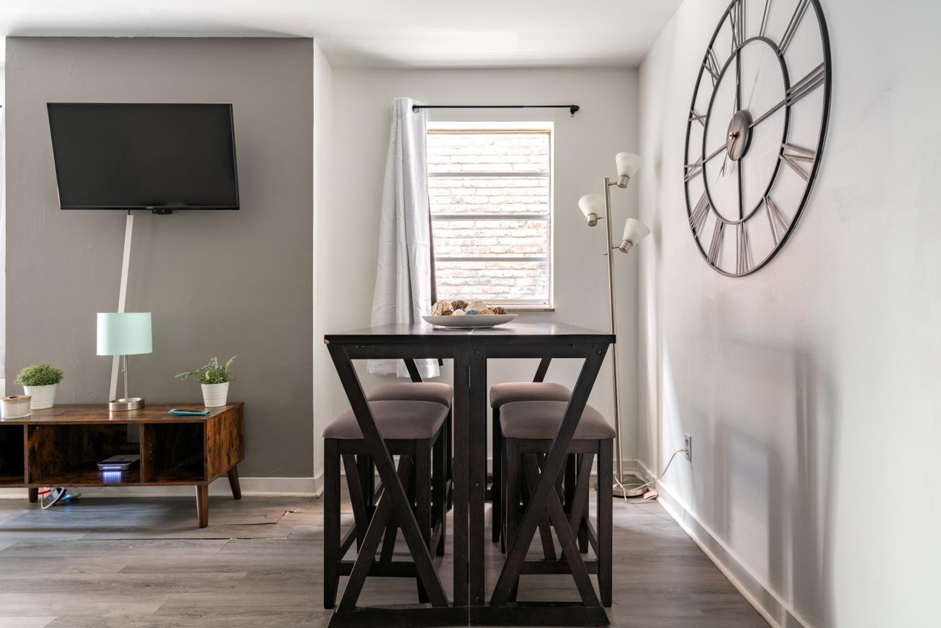 Jungle House Columbus Sleep 12 Downtown Ohio Free Parking - Steps to Convention Center & Nationwide Arena - 2BR Short North Luxury Home - Over 5,800 Five S