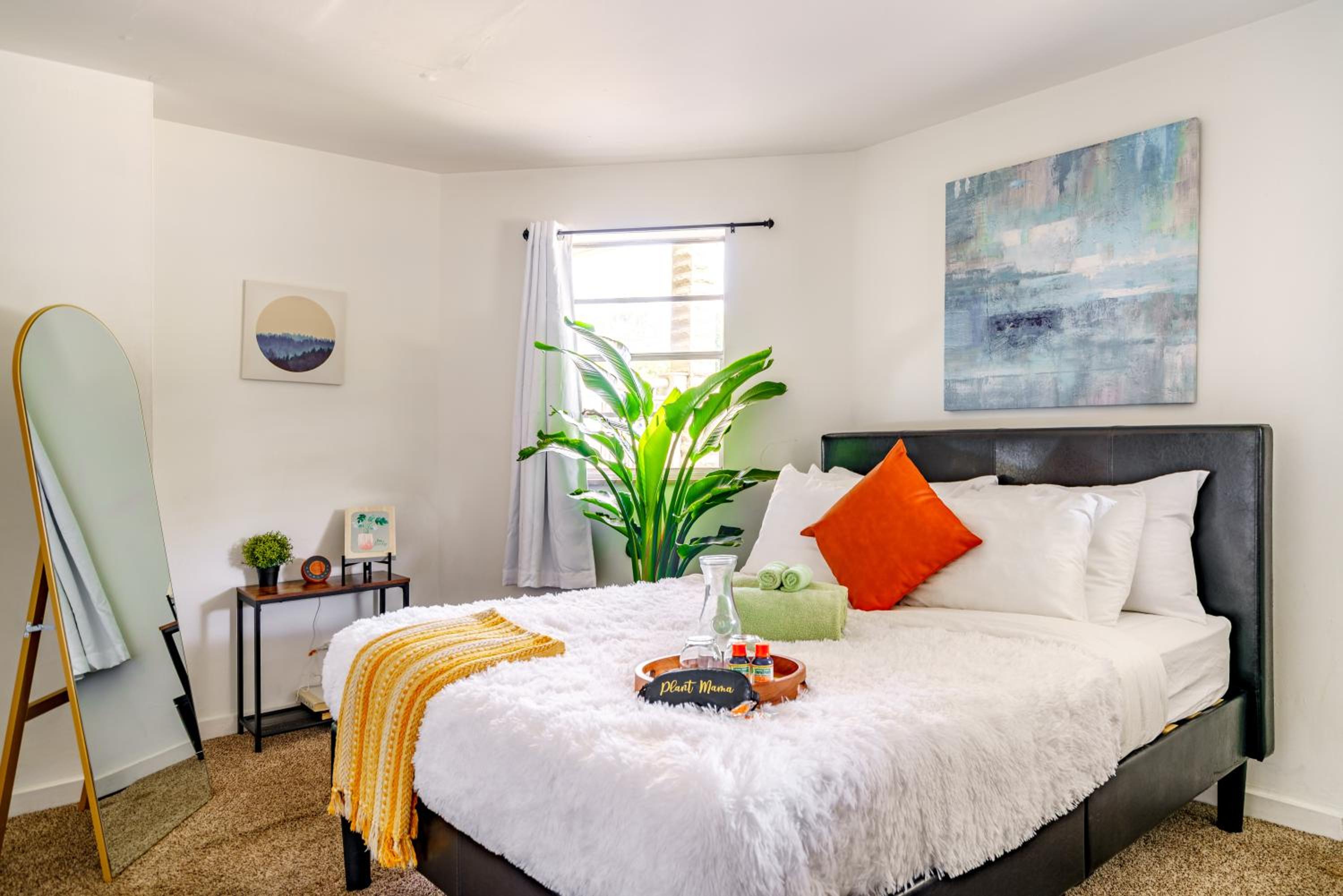 Jungle House Columbus Sleep 12 Downtown Ohio Free Parking - Steps to Convention Center & Nationwide Arena - 2BR Short North Luxury Home - Over 5,800 Five S