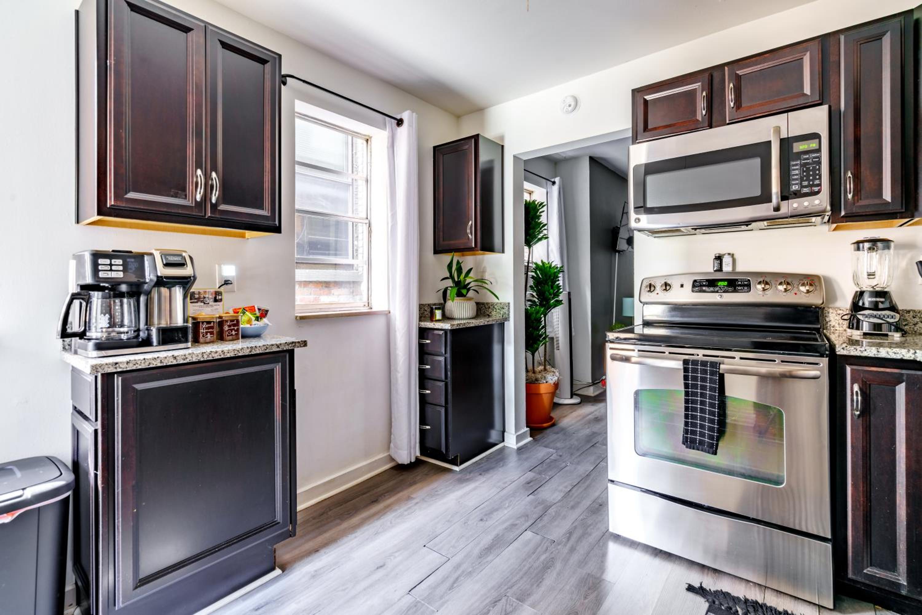 Jungle House Columbus Sleep 12 Downtown Ohio Free Parking - Steps to Convention Center & Nationwide Arena - 2BR Short North Luxury Home - Over 5,800 Five S