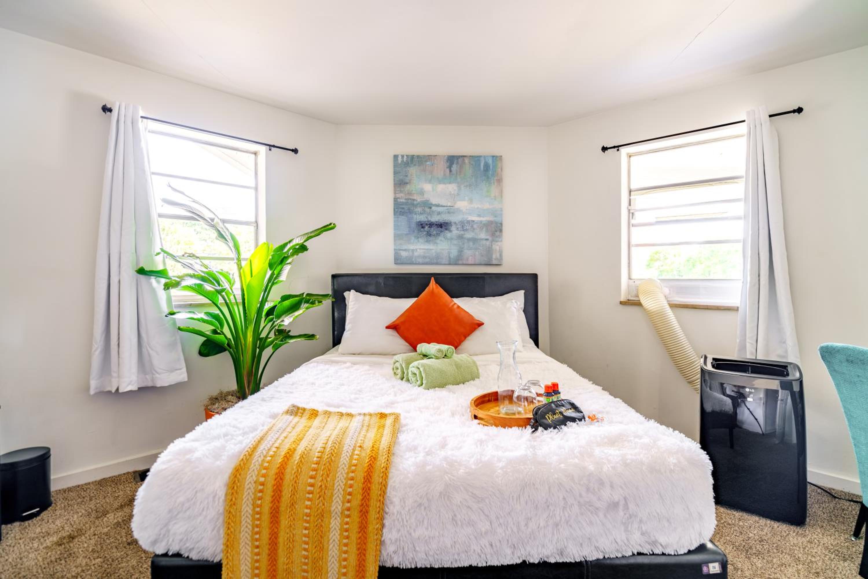 Jungle House Columbus Sleep 12 Downtown Ohio Free Parking - Steps to Convention Center & Nationwide Arena - 2BR Short North Luxury Home - Over 5,800 Five S