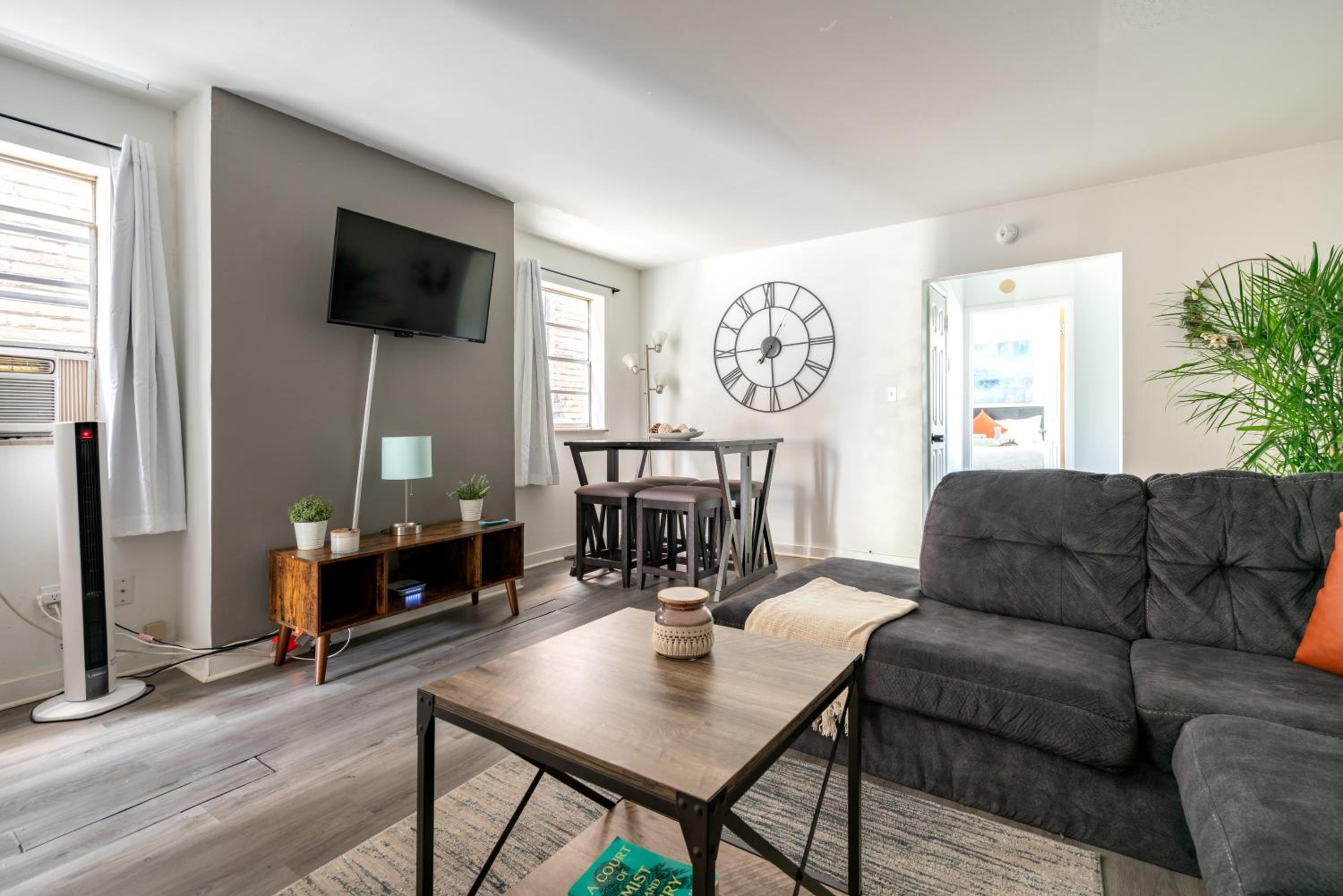 Jungle House Columbus Sleep 12 Downtown Ohio Free Parking - Steps to Convention Center & Nationwide Arena - 2BR Short North Luxury Home - Over 5,800 Five S
