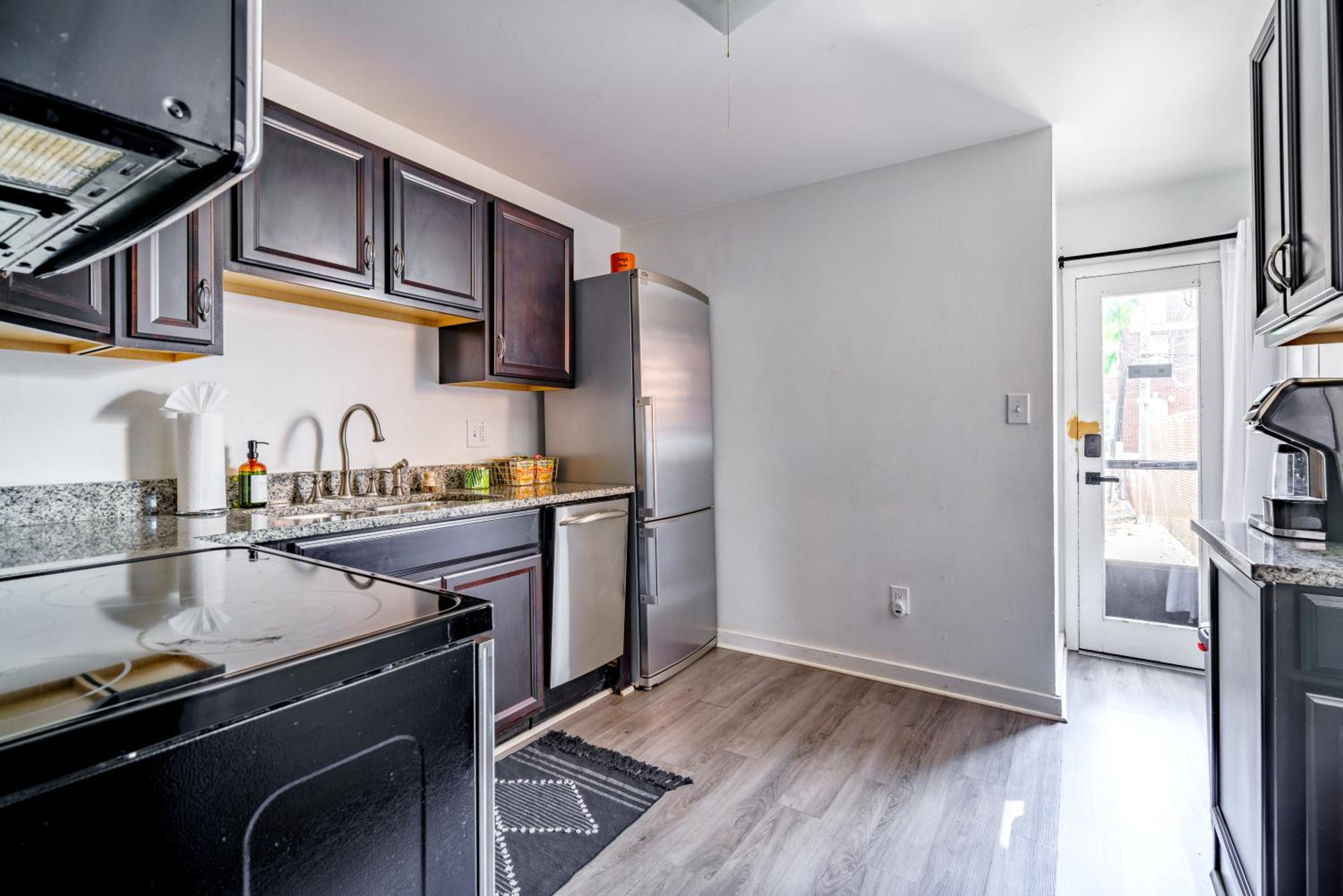Jungle House Columbus Sleep 12 Downtown Ohio Free Parking - Steps to Convention Center & Nationwide Arena - 2BR Short North Luxury Home - Over 5,800 Five S