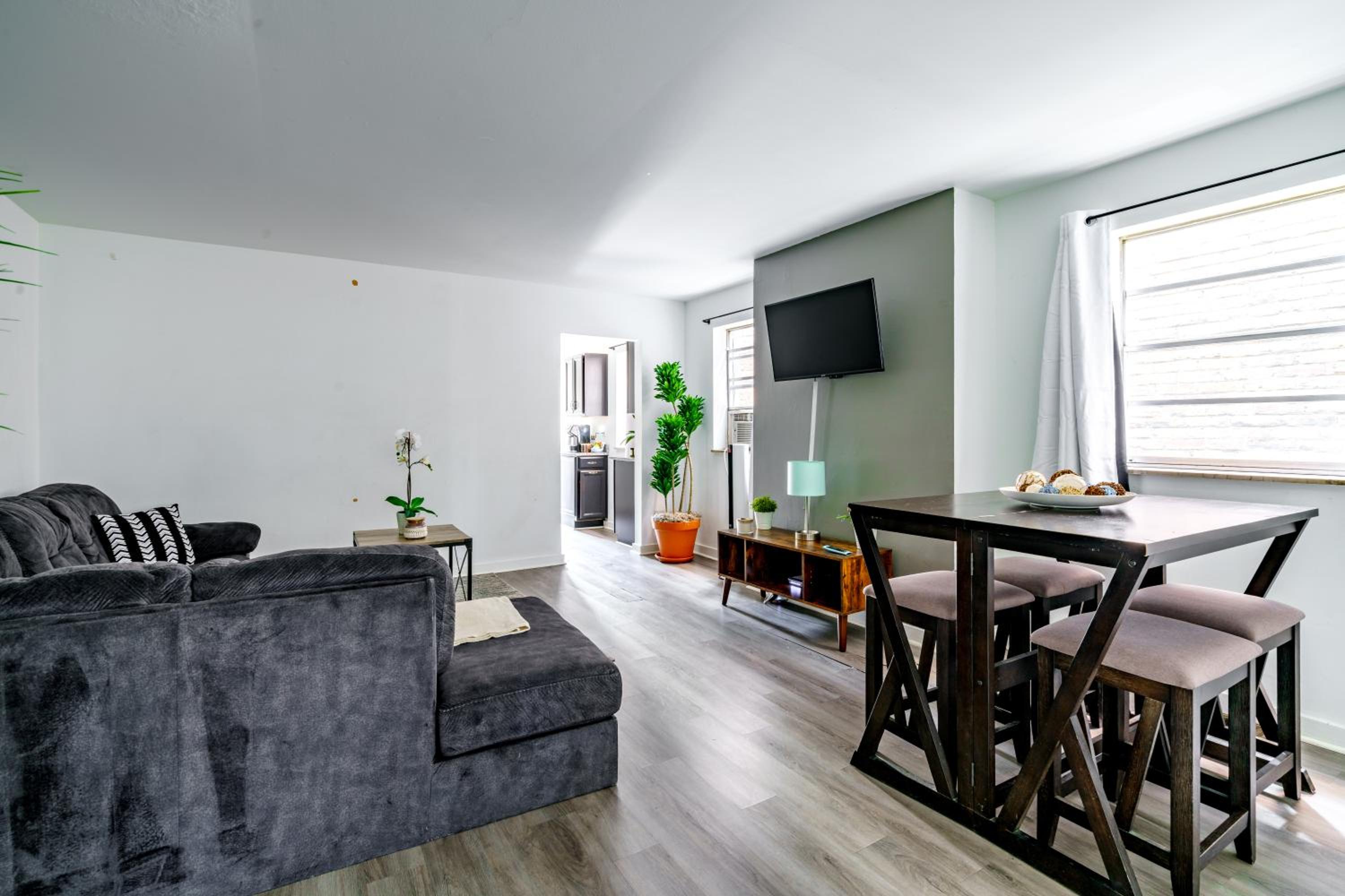 Jungle House Columbus Sleep 12 Downtown Ohio Free Parking - Steps to Convention Center & Nationwide Arena - 2BR Short North Luxury Home - Over 5,800 Five S
