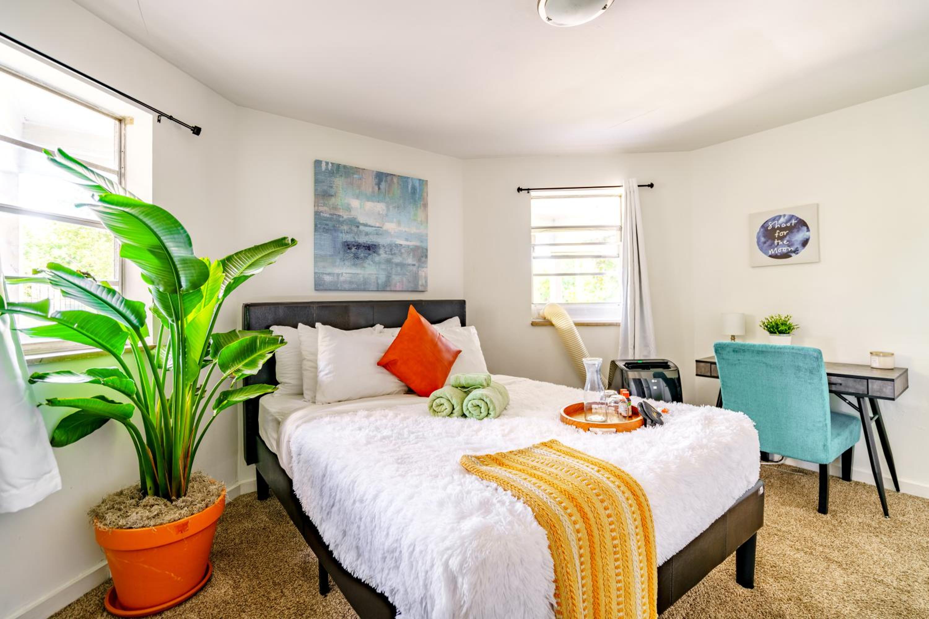 Jungle House Columbus Sleep 12 Downtown Ohio Free Parking - Steps to Convention Center & Nationwide Arena - 2BR Short North Luxury Home - Over 5,800 Five S