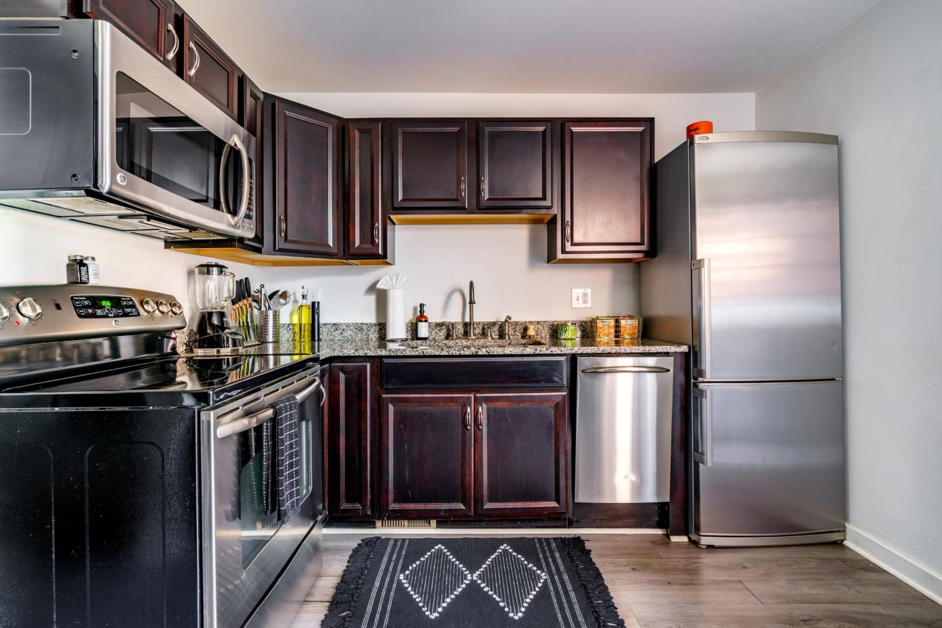 Jungle House Columbus Sleep 12 Downtown Ohio Free Parking - Steps to Convention Center & Nationwide Arena - 2BR Short North Luxury Home - Over 5,800 Five S