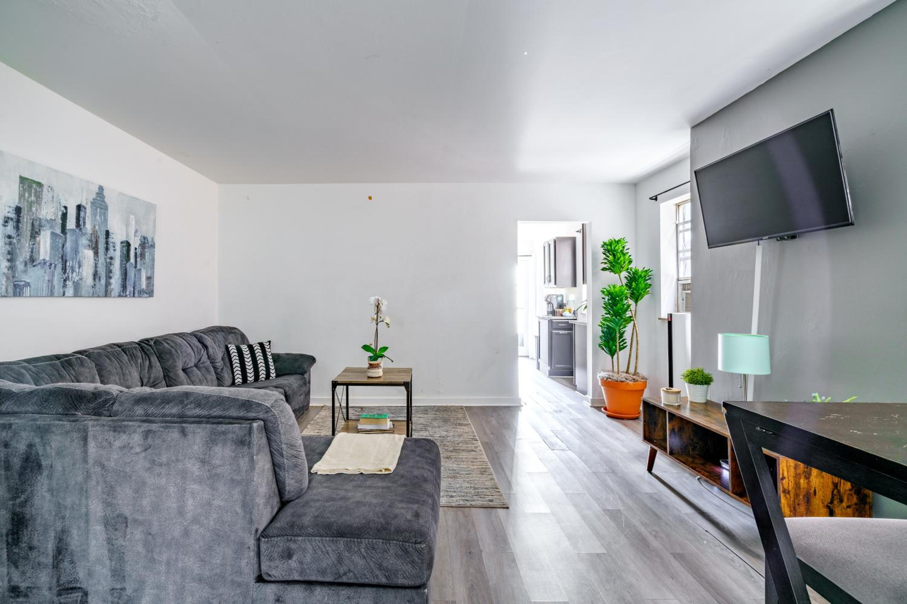 Jungle House Columbus Sleep 12 Downtown Ohio Free Parking - Steps to Convention Center & Nationwide Arena - 2BR Short North Luxury Home - Over 5,800 Five S