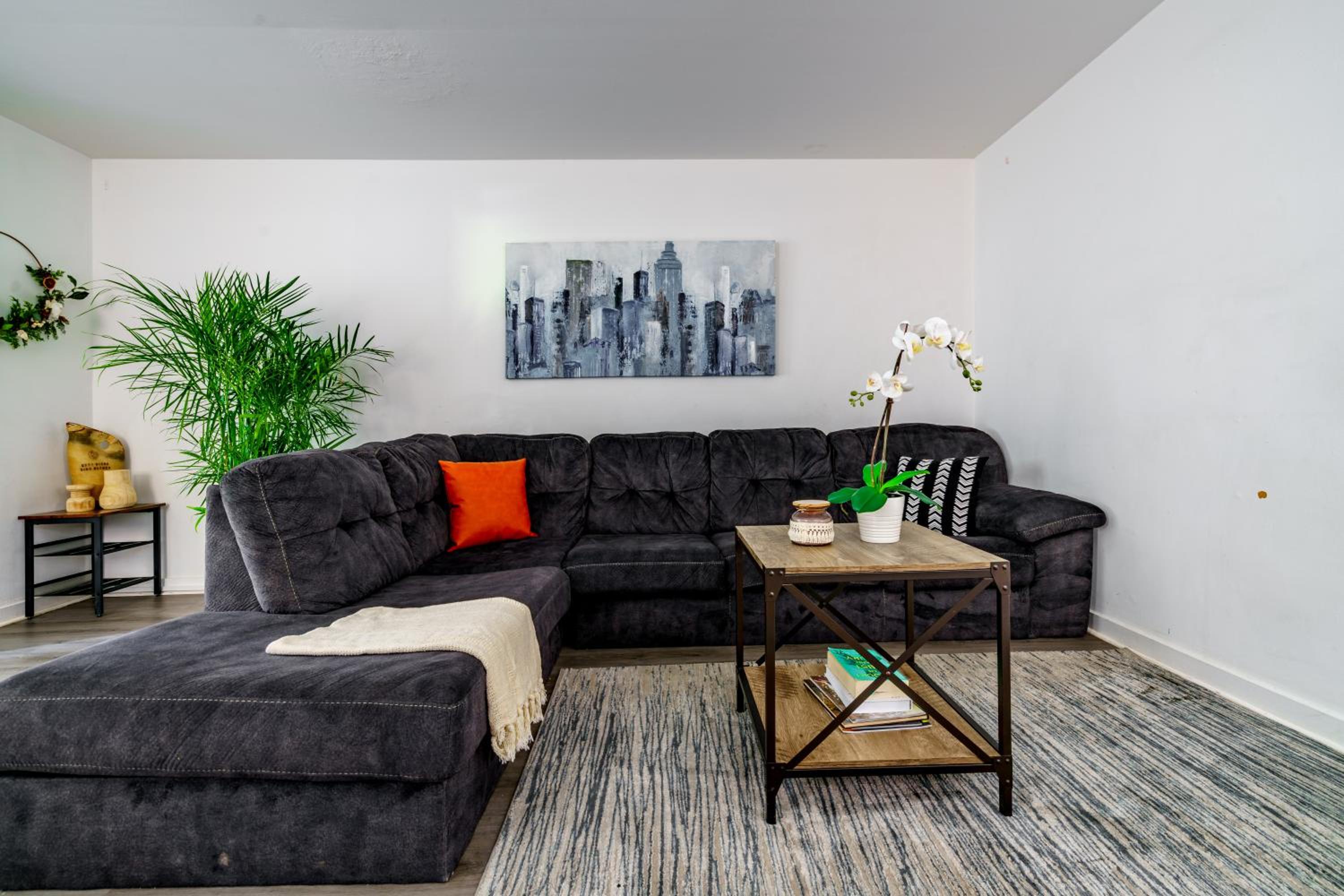 Jungle House Columbus Sleep 12 Downtown Ohio Free Parking - Steps to Convention Center & Nationwide Arena - 2BR Short North Luxury Home - Over 5,800 Five S