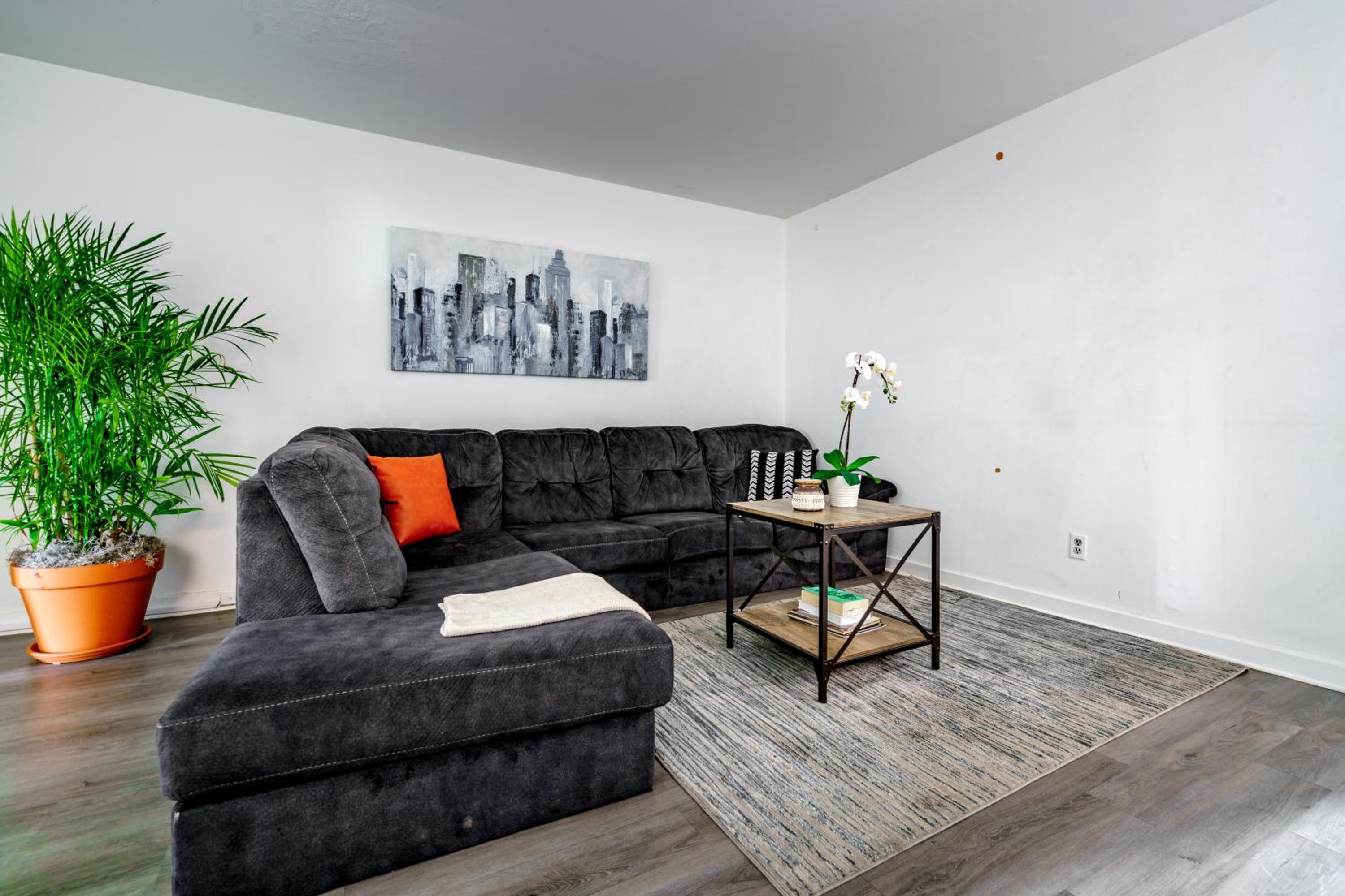 Jungle House Columbus Sleep 12 Downtown Ohio Free Parking - Steps to Convention Center & Nationwide Arena - 2BR Short North Luxury Home - Over 5,800 Five S