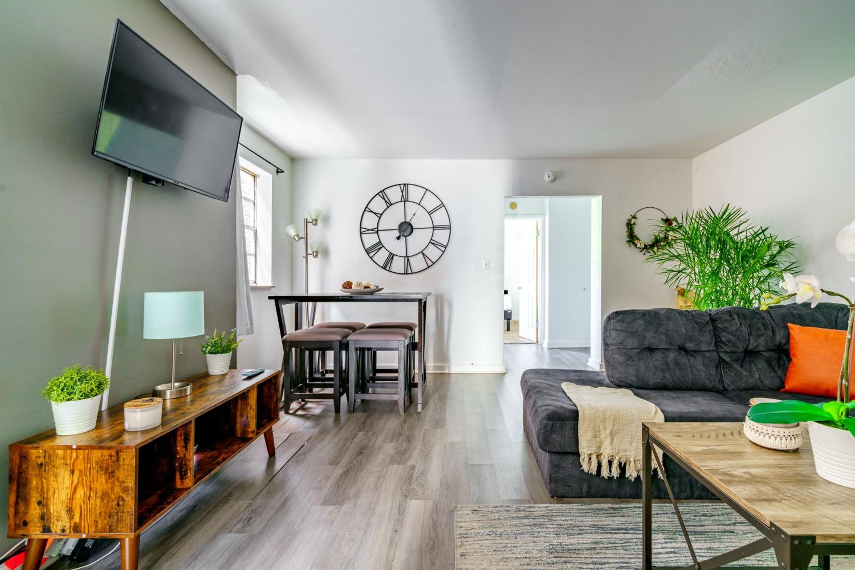 Jungle House Columbus Sleep 12 Downtown Ohio Free Parking - Steps to Convention Center & Nationwide Arena - 2BR Short North Luxury Home - Over 5,800 Five S
