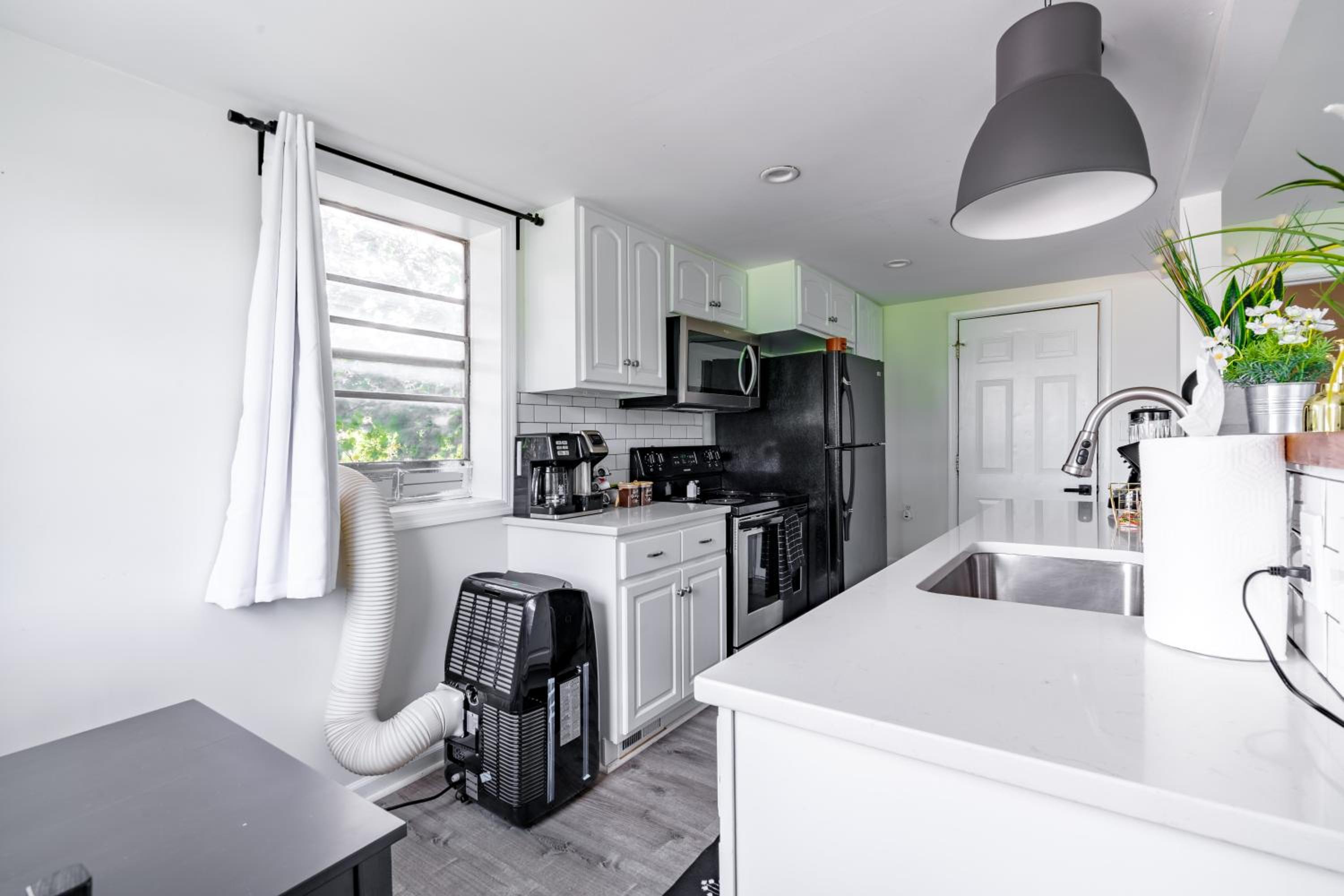 Jungle House Columbus Short North Downtown Free Parking - Steps to Convention Center & Nationwide Arena - 2BR Luxury Home - Sleeps 12 - Over 5,800 Five Sta