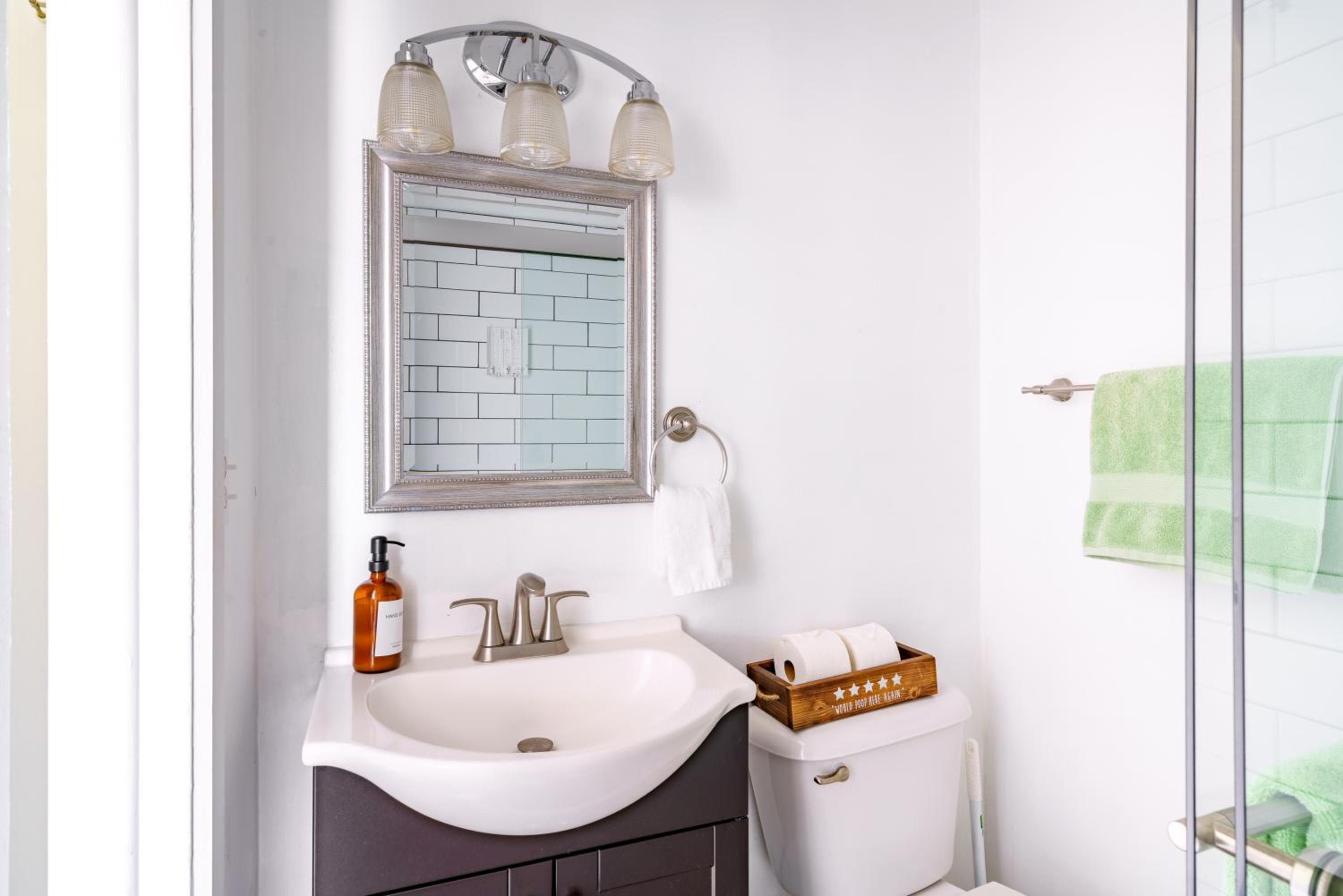 Jungle House Columbus Short North Downtown Free Parking - Steps to Convention Center & Nationwide Arena - 2BR Luxury Home - Sleeps 12 - Over 5,800 Five Sta