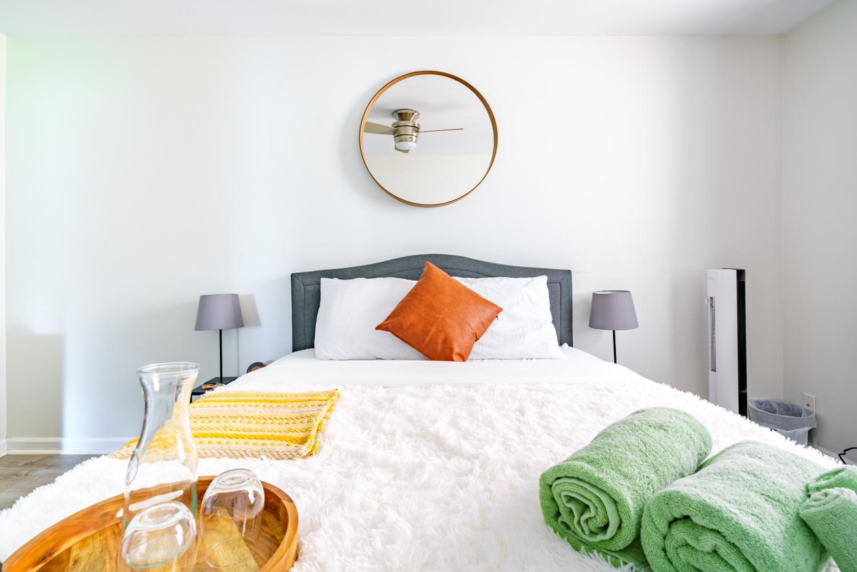 Jungle House Columbus Short North Downtown Free Parking - Steps to Convention Center & Nationwide Arena - 2BR Luxury Home - Sleeps 12 - Over 5,800 Five Sta