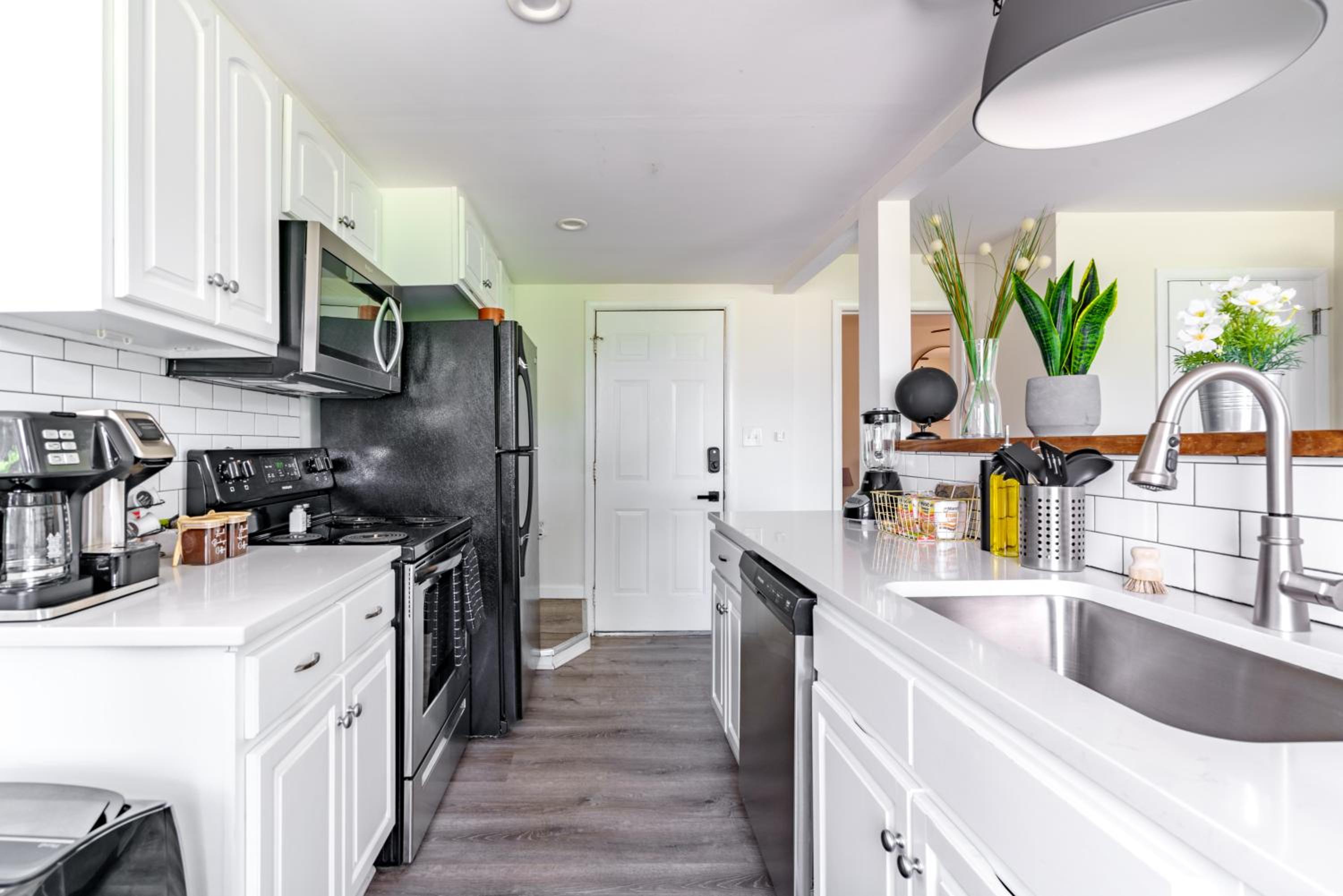 Jungle House Columbus Short North Downtown Free Parking - Steps to Convention Center & Nationwide Arena - 2BR Luxury Home - Sleeps 12 - Over 5,800 Five Sta