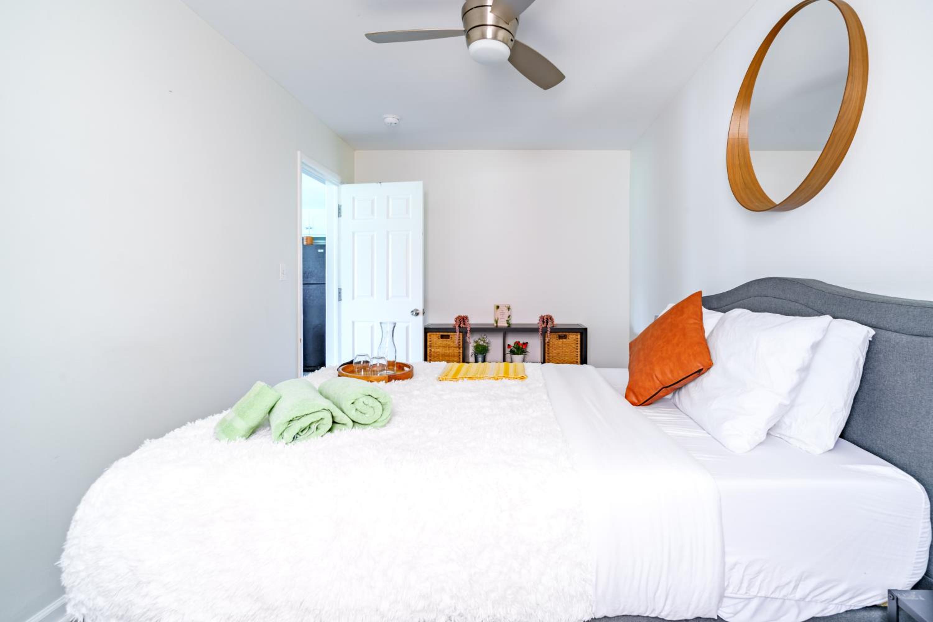 Jungle House Columbus Short North Downtown Free Parking - Steps to Convention Center & Nationwide Arena - 2BR Luxury Home - Sleeps 12 - Over 5,800 Five Sta
