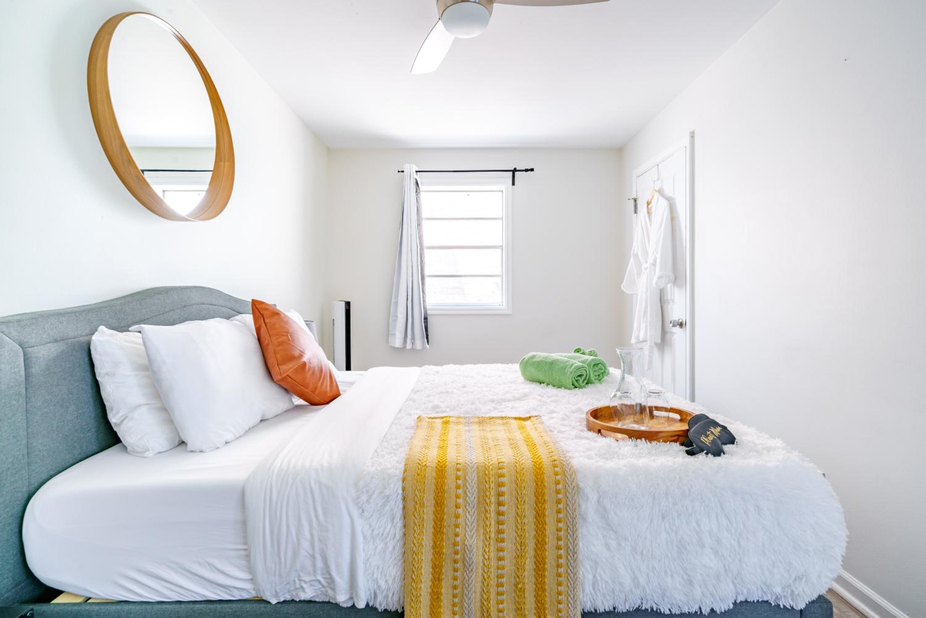 Jungle House Columbus Short North Downtown Free Parking - Steps to Convention Center & Nationwide Arena - 2BR Luxury Home - Sleeps 12 - Over 5,800 Five Sta