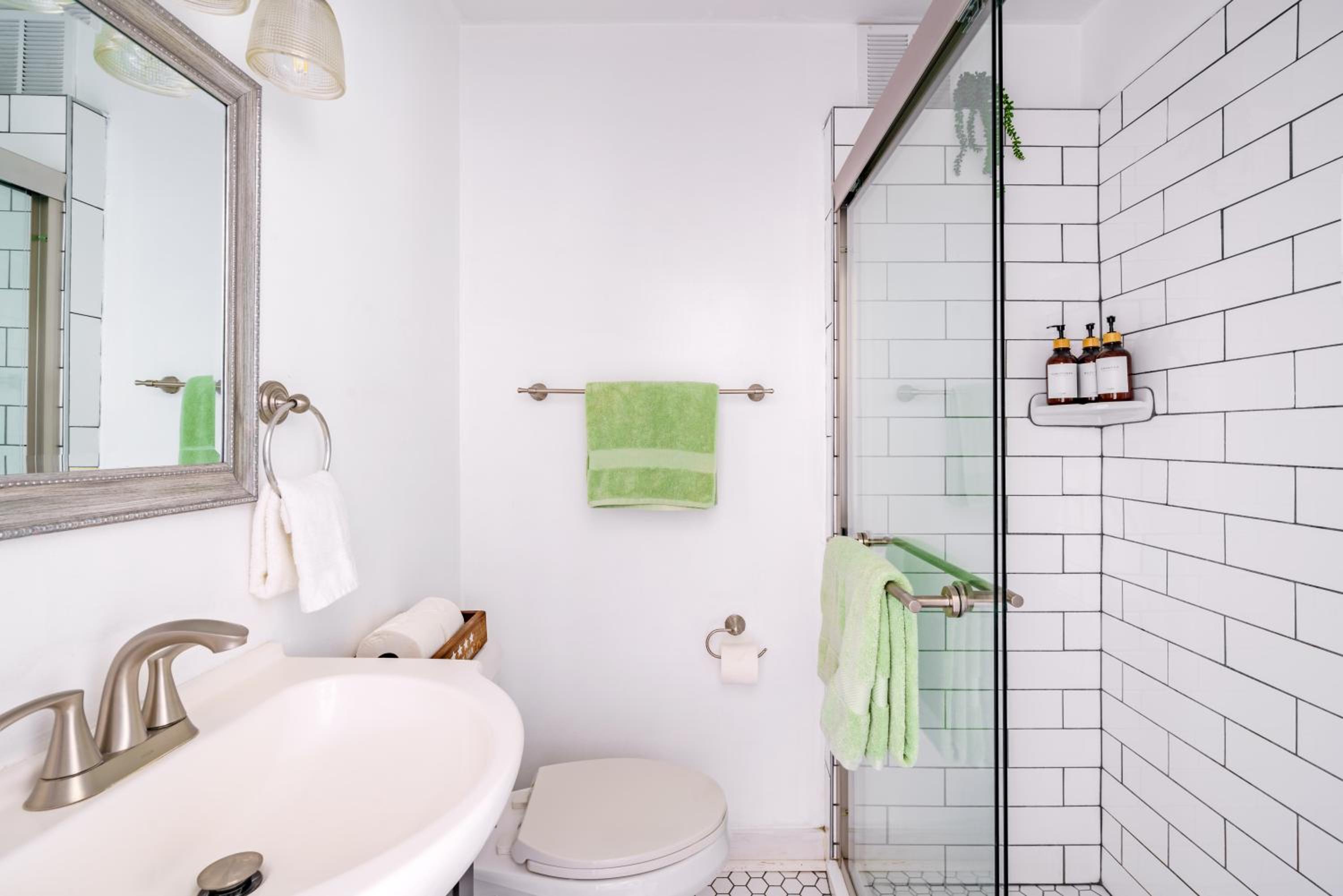 Jungle House Columbus Short North Downtown Free Parking - Steps to Convention Center & Nationwide Arena - 2BR Luxury Home - Sleeps 12 - Over 5,800 Five Sta
