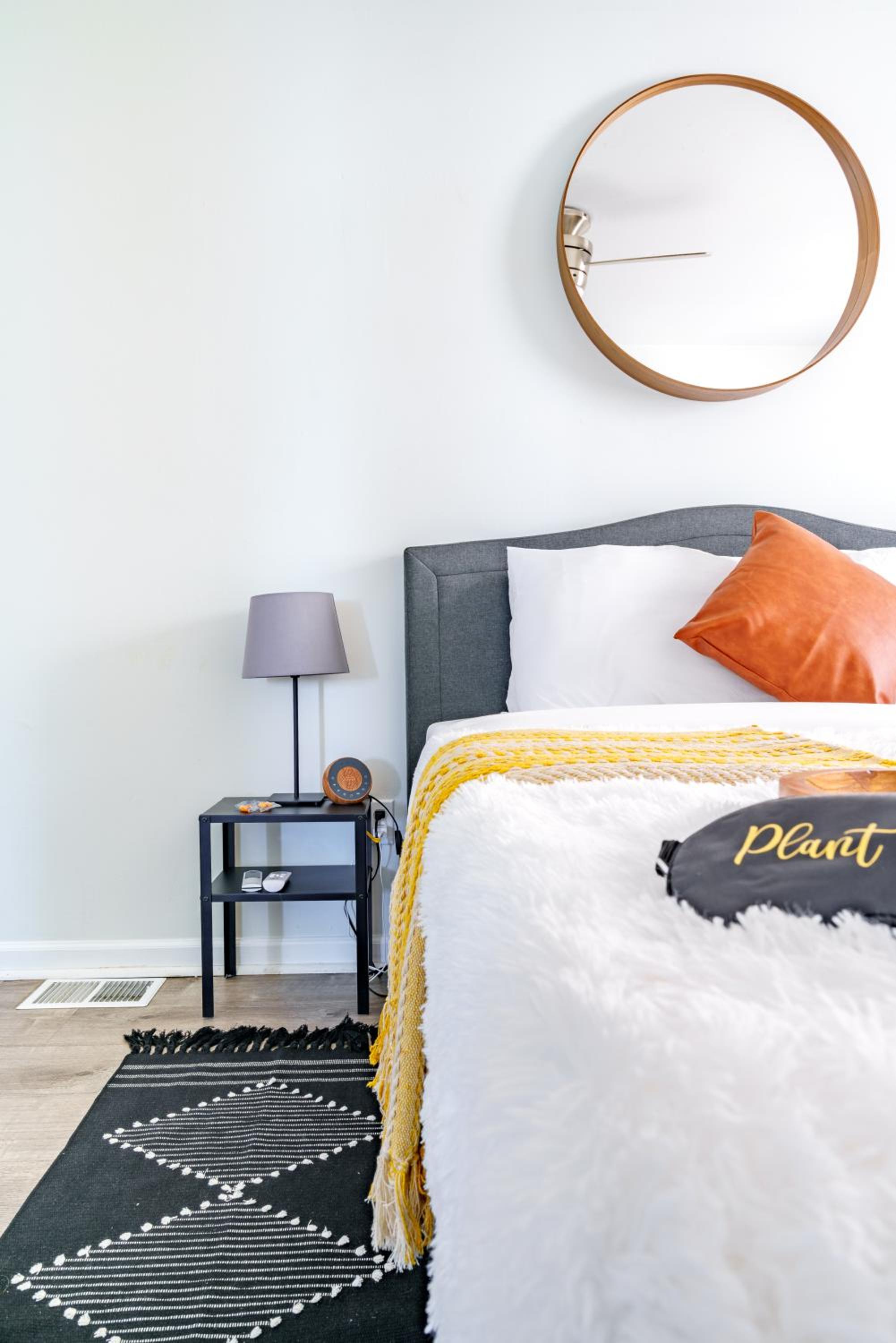Jungle House Columbus Short North Downtown Free Parking - Steps to Convention Center & Nationwide Arena - 2BR Luxury Home - Sleeps 12 - Over 5,800 Five Sta