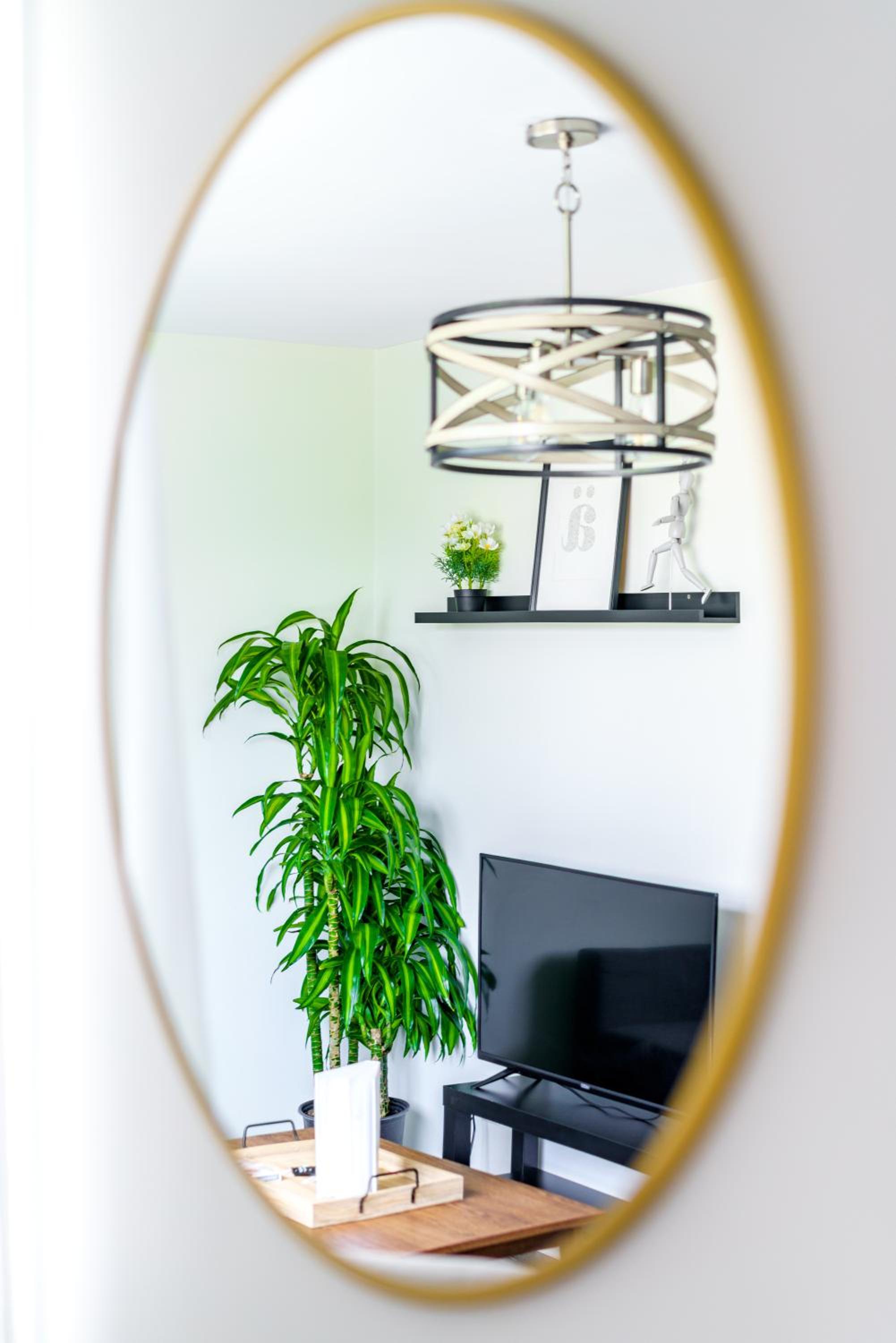 Jungle House Columbus Short North Downtown Free Parking - Steps to Convention Center & Nationwide Arena - 2BR Luxury Home - Sleeps 12 - Over 5,800 Five Sta